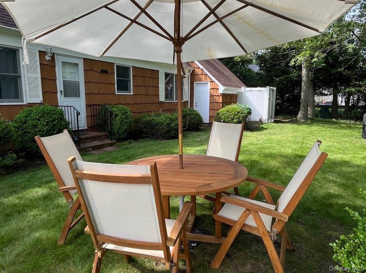 3 Foster AVE, Hampton Bays, NY 11946