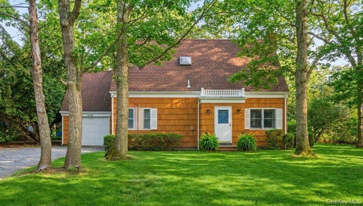 3 Foster AVE, Hampton Bays, NY 11946