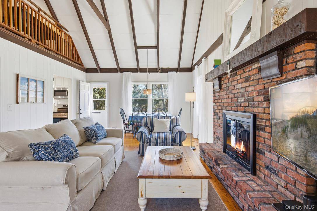 3 Foster AVE, Hampton Bays, NY 11946