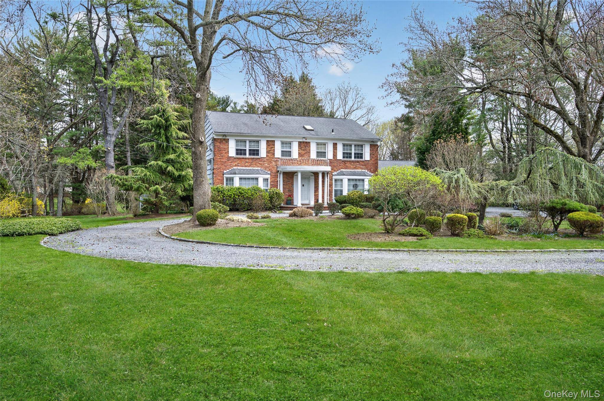 18 Quaker Ridge DR, Brookville, NY 11545