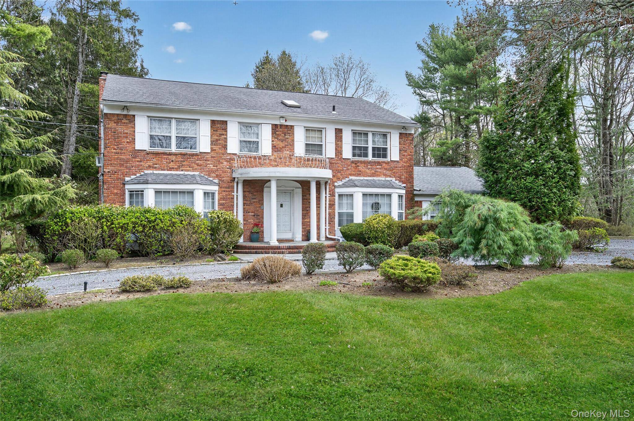 18 Quaker Ridge DR, Brookville, NY 11545