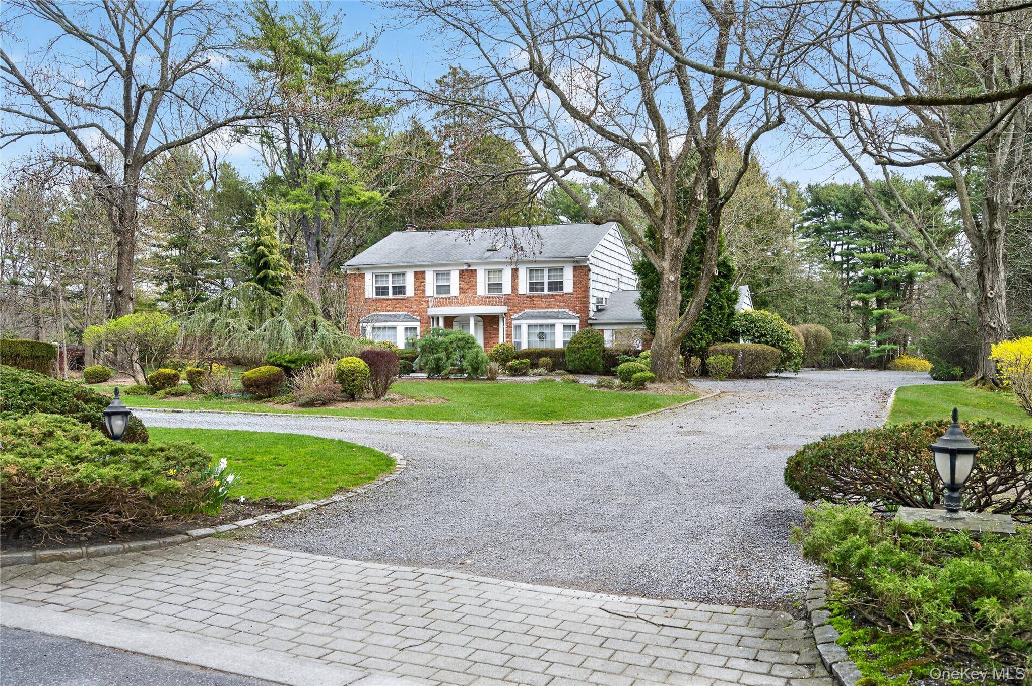 18 Quaker Ridge DR, Brookville, NY 11545