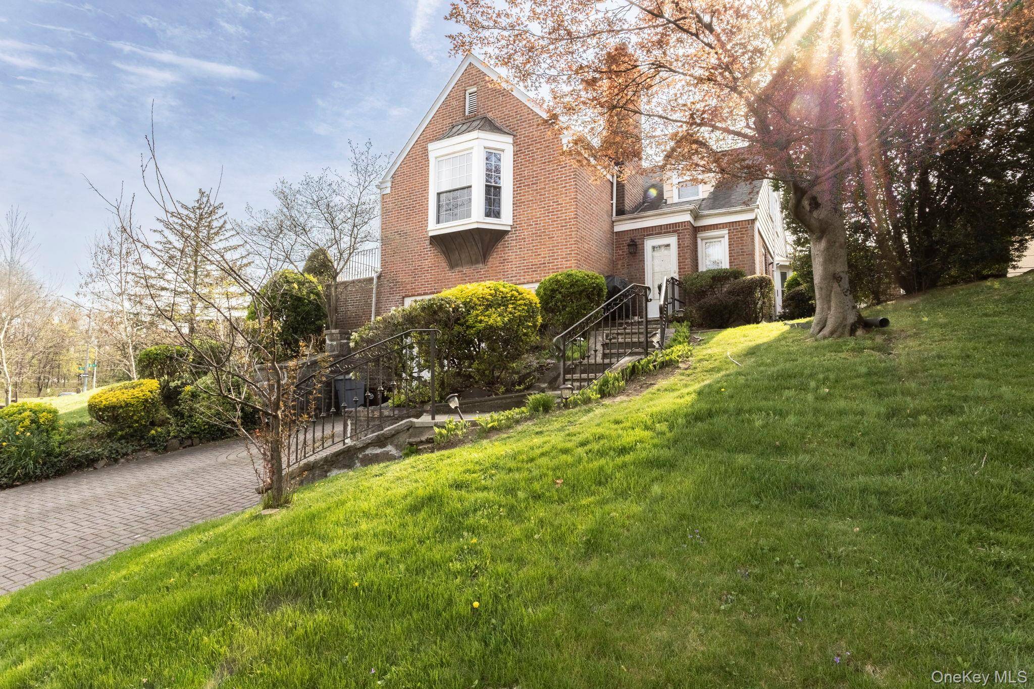 215-15 86th AVE, Hollis Hills, NY 11427