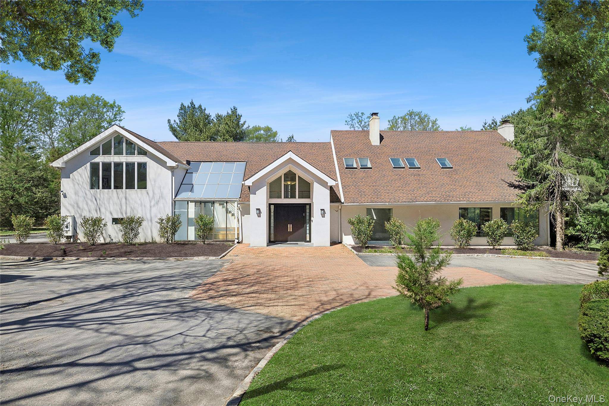 92 Old House LN, Sands Point, NY 11050