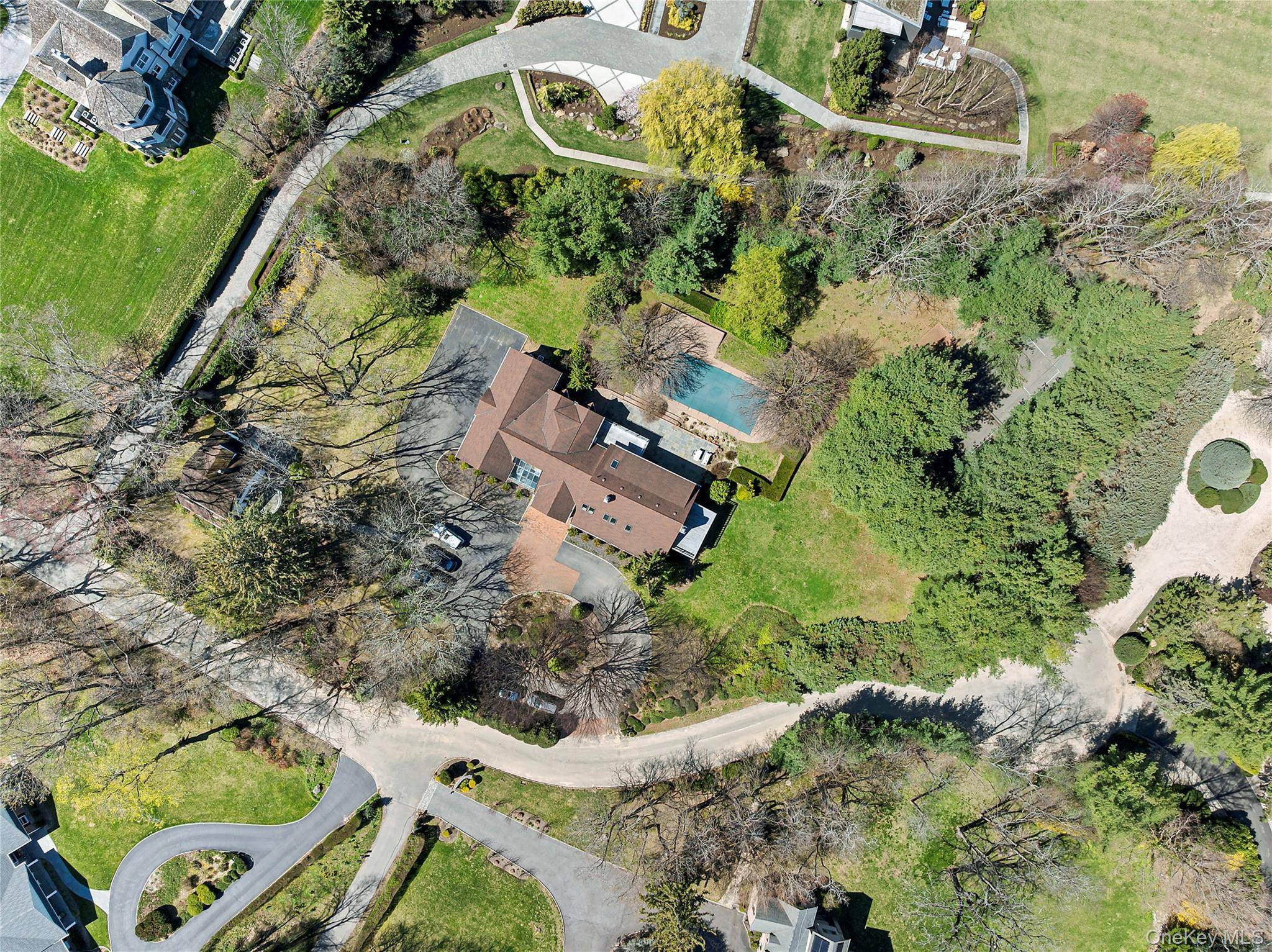 92 Old House LN, Sands Point, NY 11050