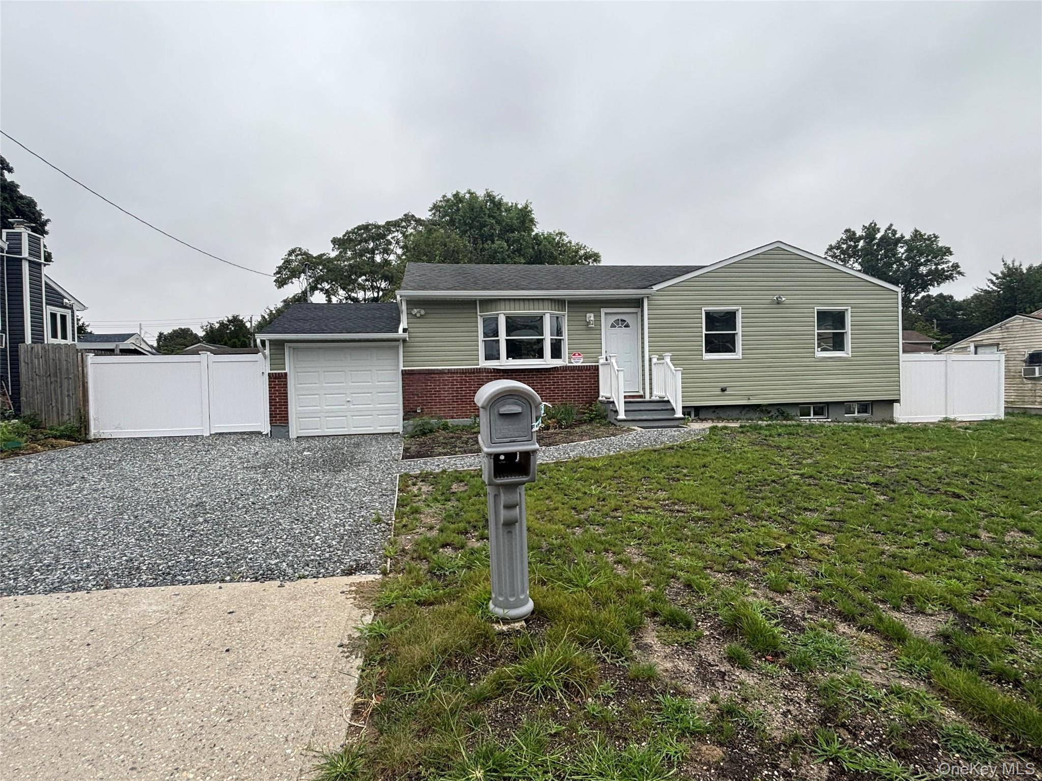 21 Pinetop DR, Central Islip, NY 11722