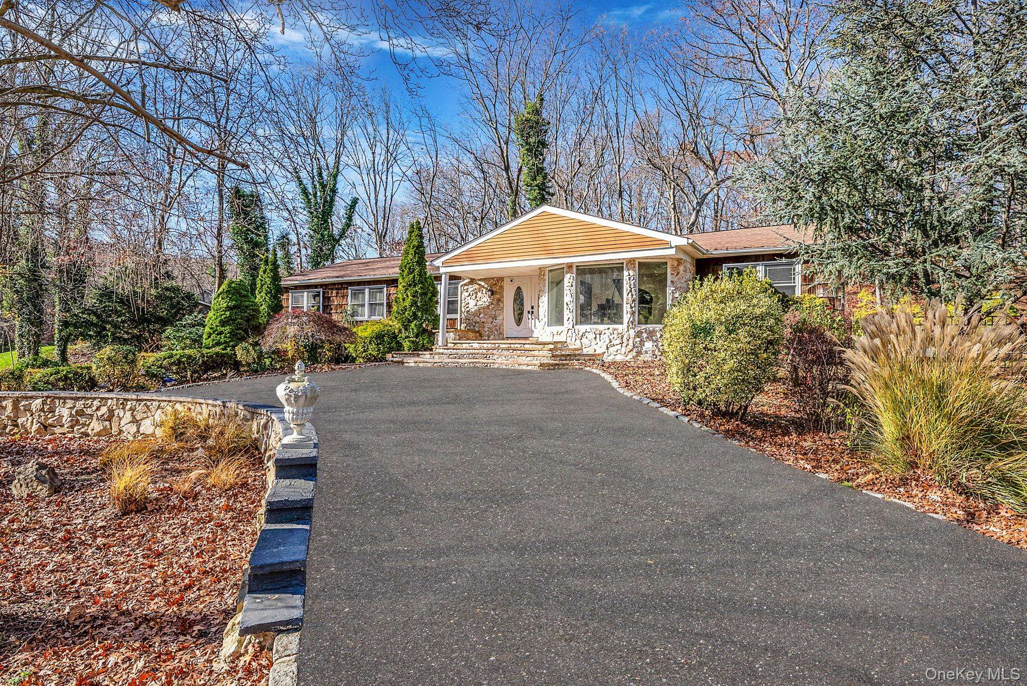 25 Farmington LN, Melville, NY 11747