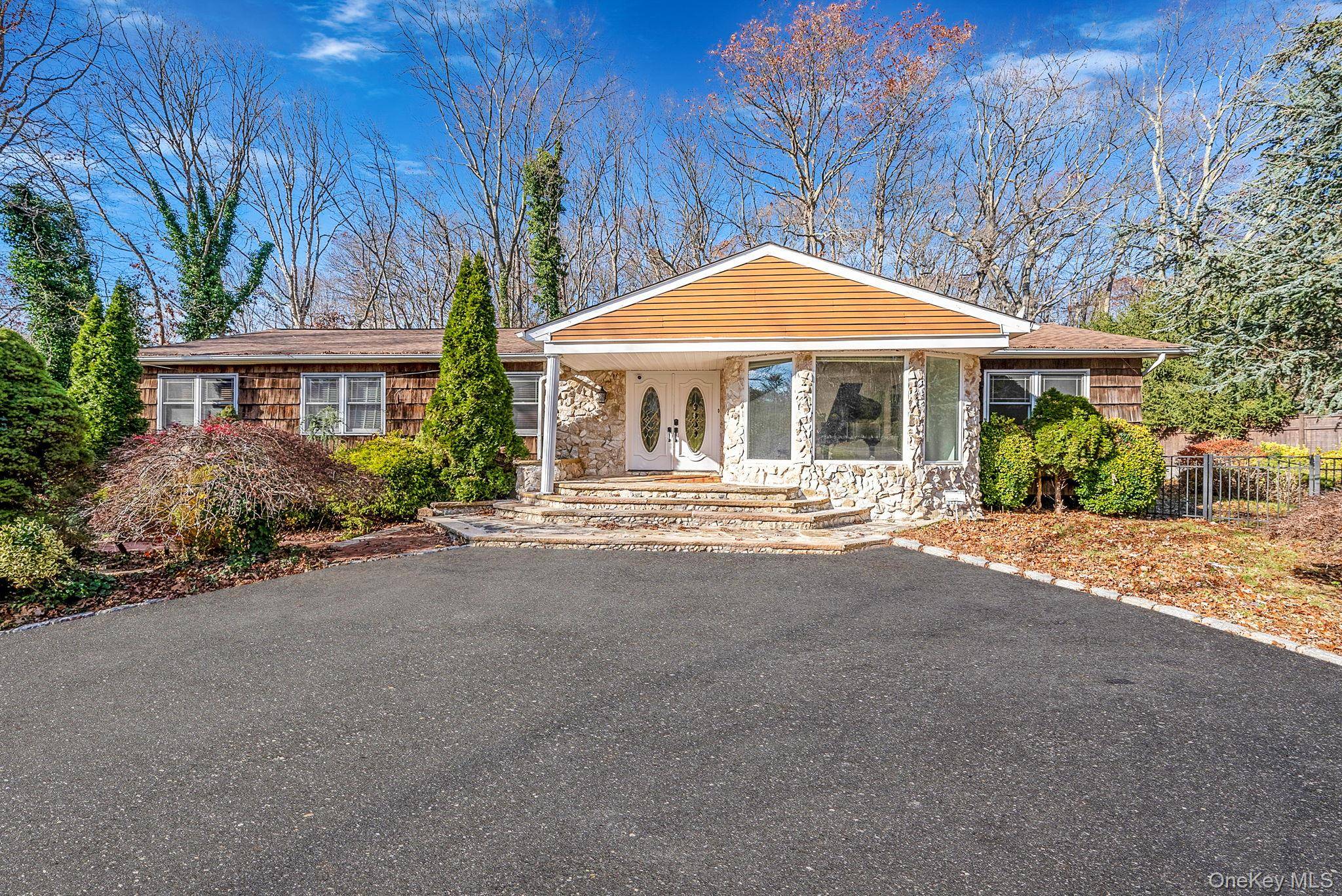 25 Farmington LN, Melville, NY 11747