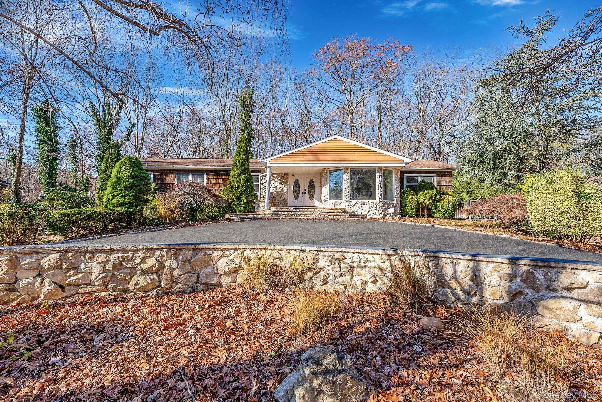25 Farmington LN, Melville, NY 11747