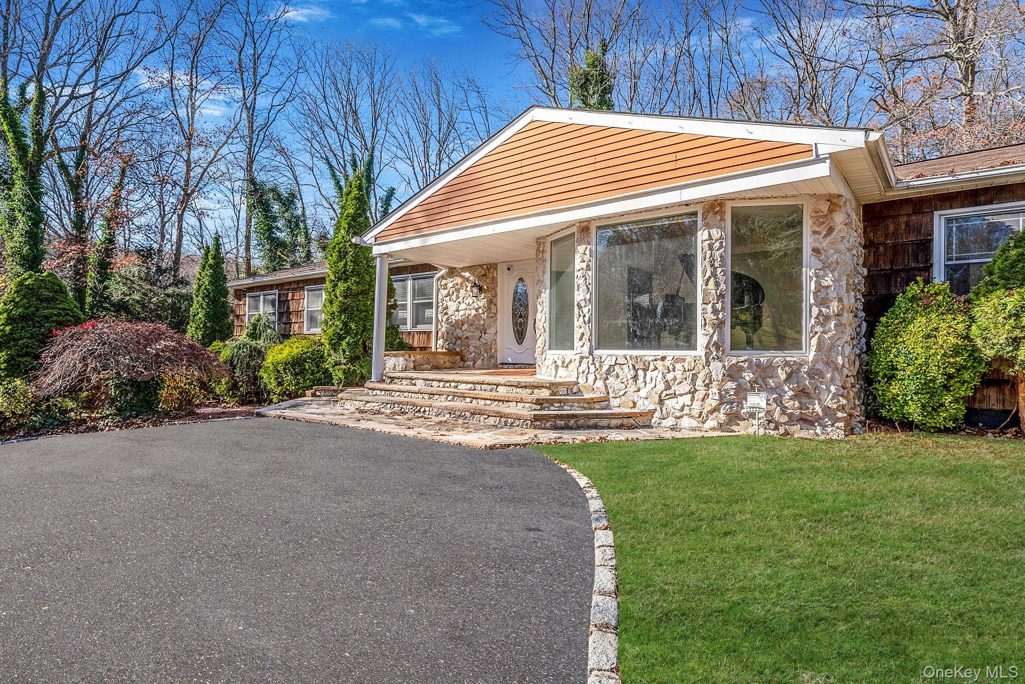 25 Farmington LN, Melville, NY 11747