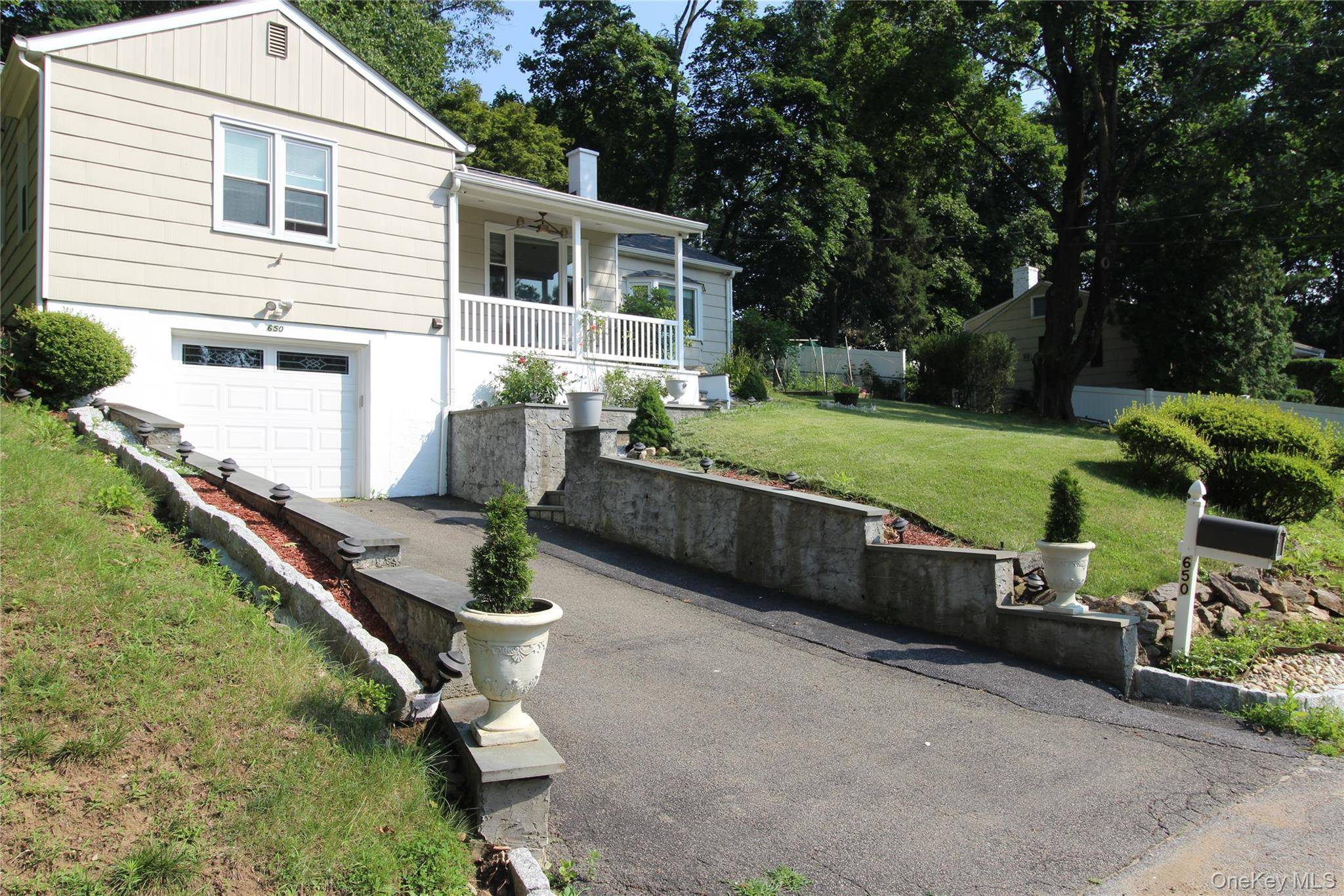 650 Warren AVE, Thornwood, NY 10594