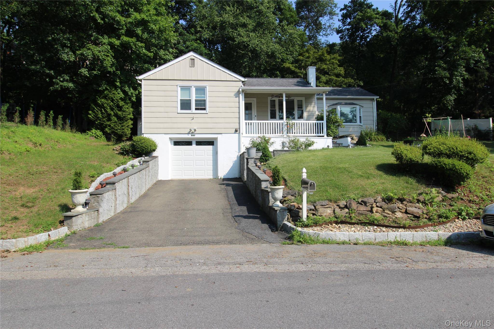 650 Warren AVE, Thornwood, NY 10594