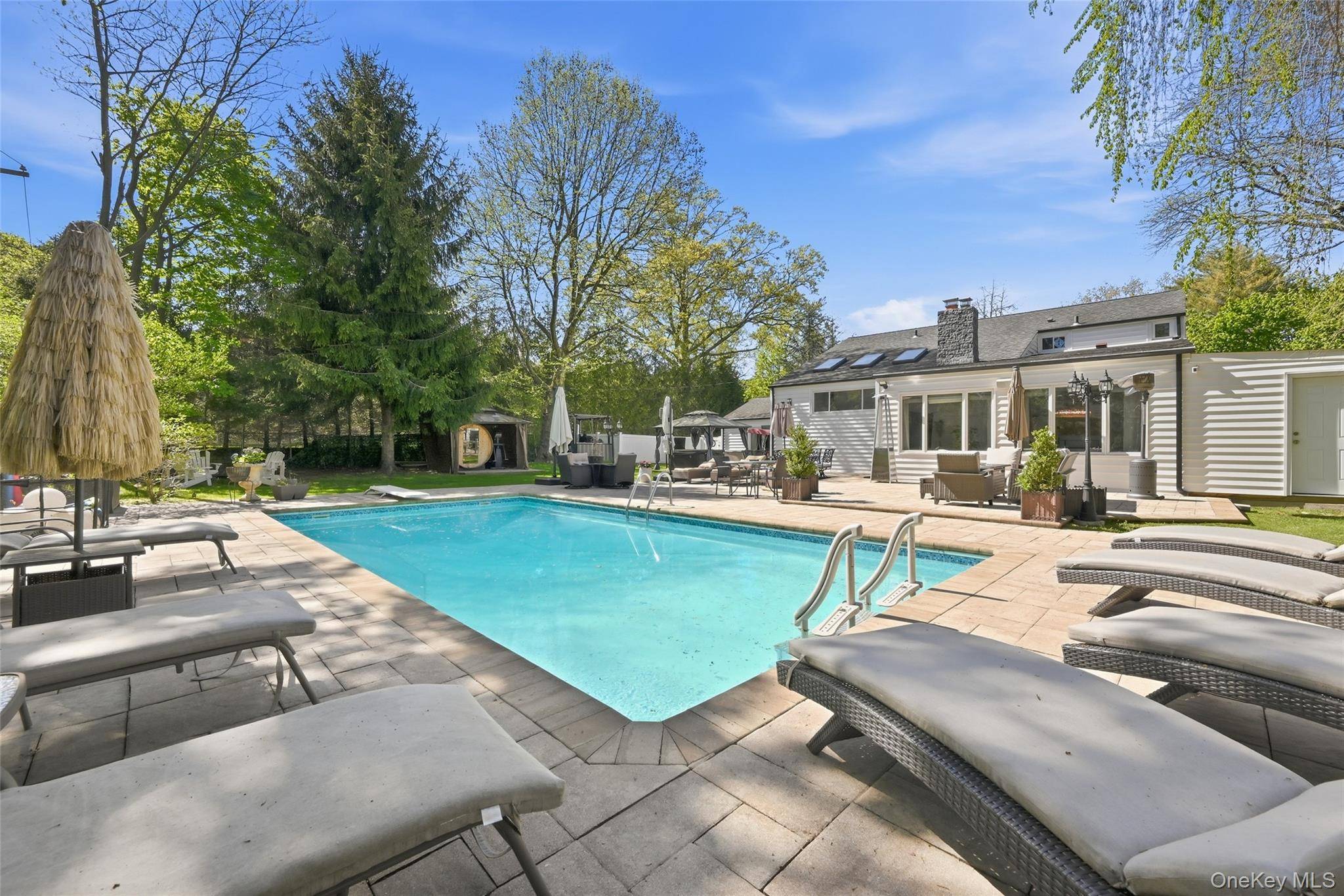 35 Elm DR, East Hills, NY 11576