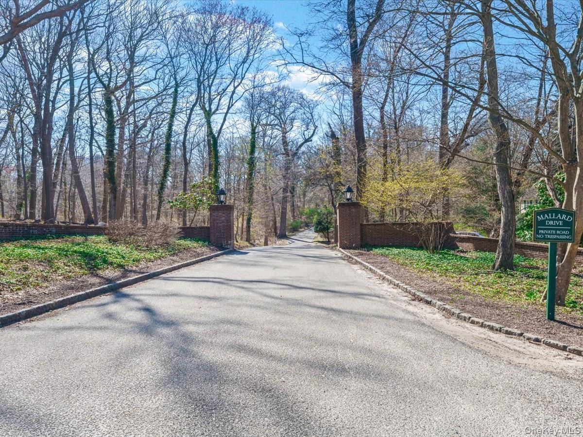 19 Mallard DR, Lloyd Harbor, NY 11743