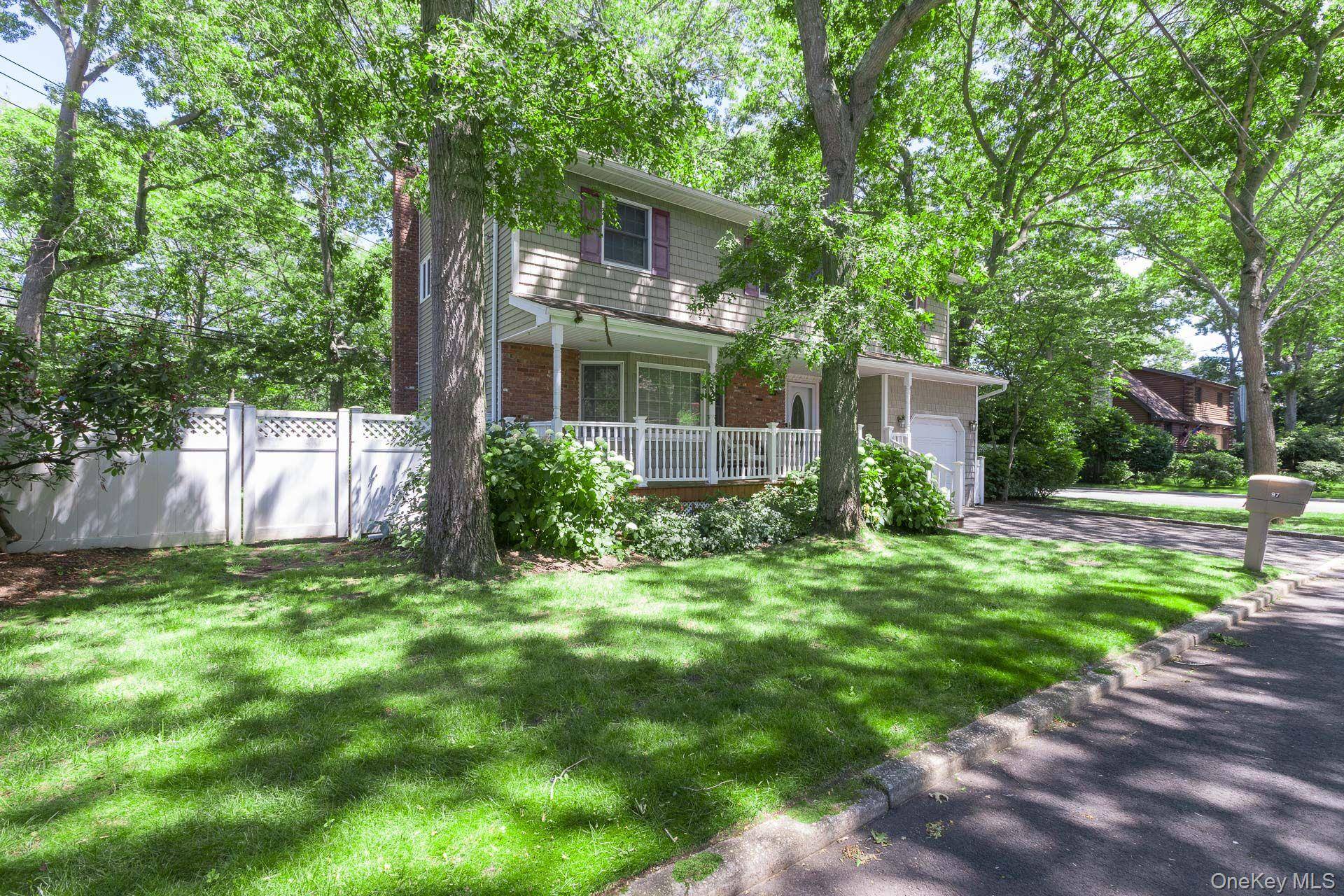 97 Krispin LN, East Setauket, NY 11733
