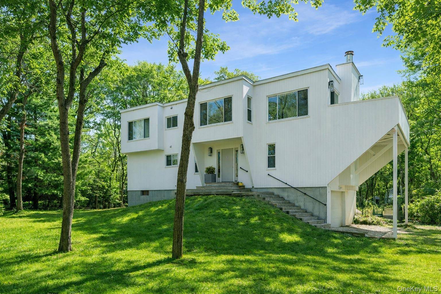 14 Old Trail RD, Water Mill, NY 11976