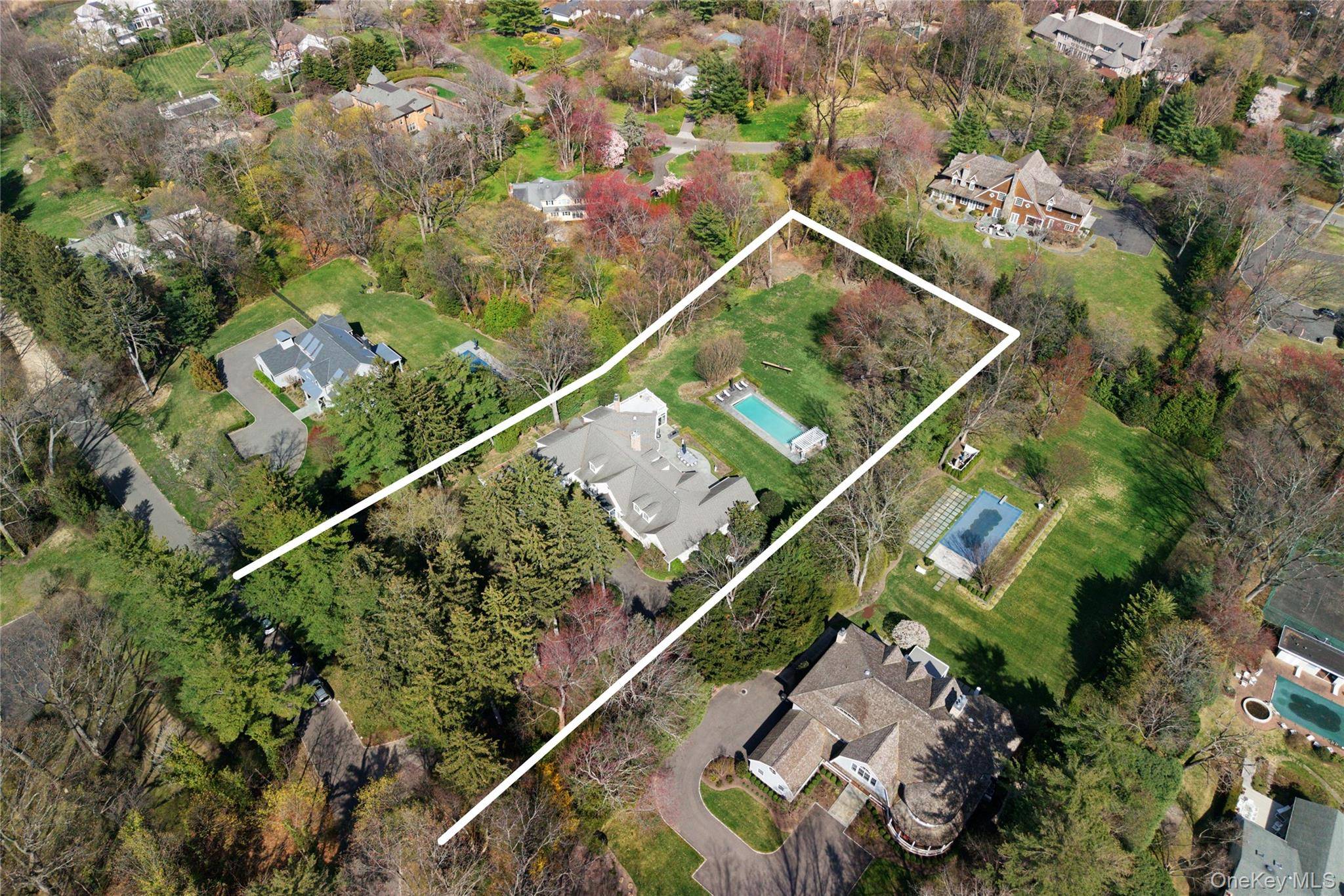 17 Hilldale LN, Sands Point, NY 11050