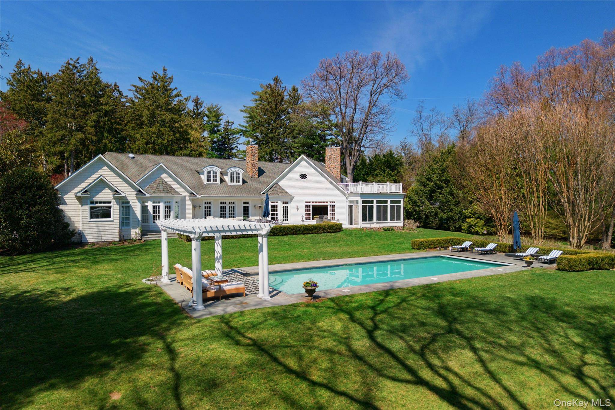 17 Hilldale LN, Sands Point, NY 11050