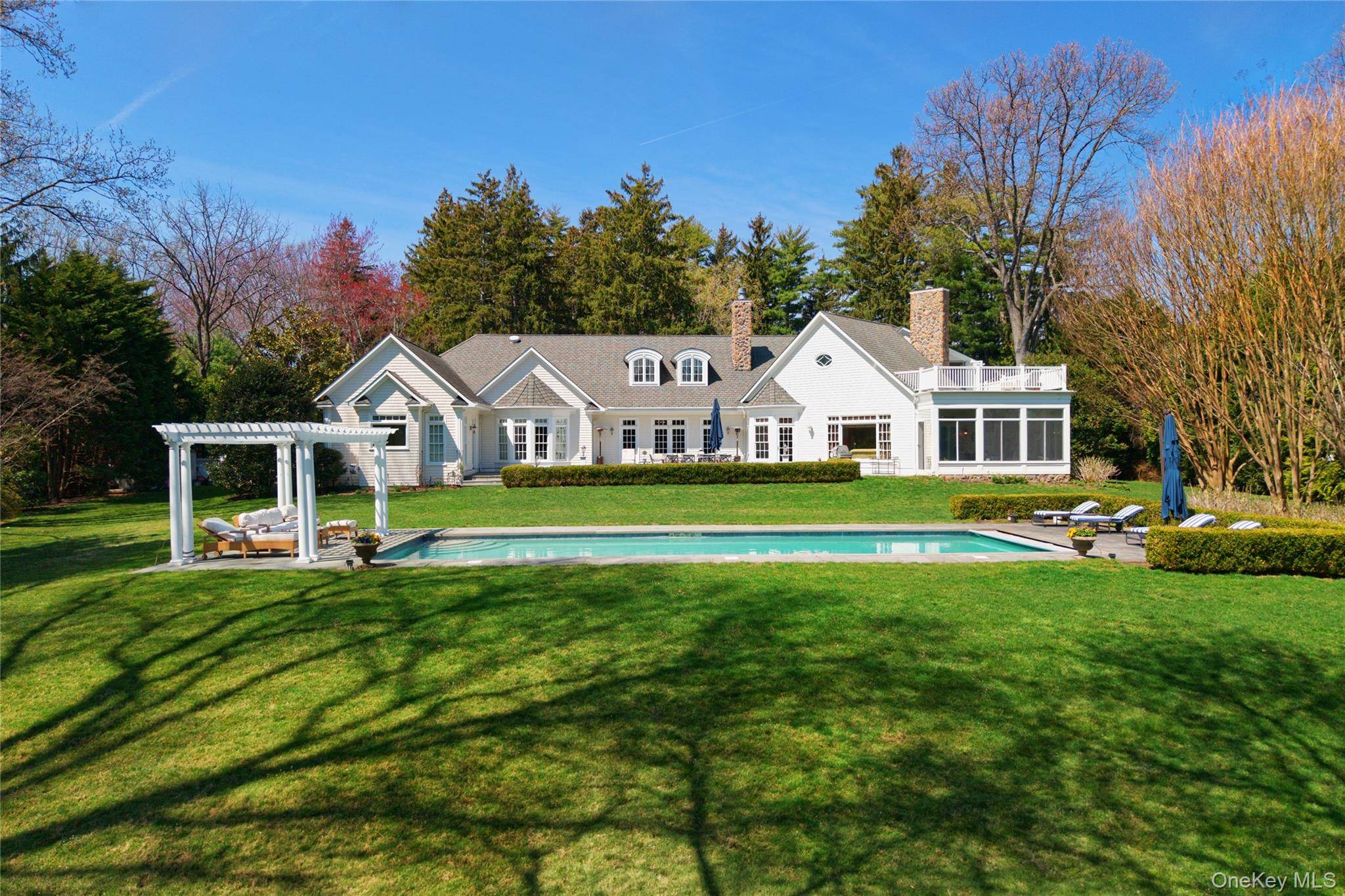 17 Hilldale LN, Sands Point, NY 11050