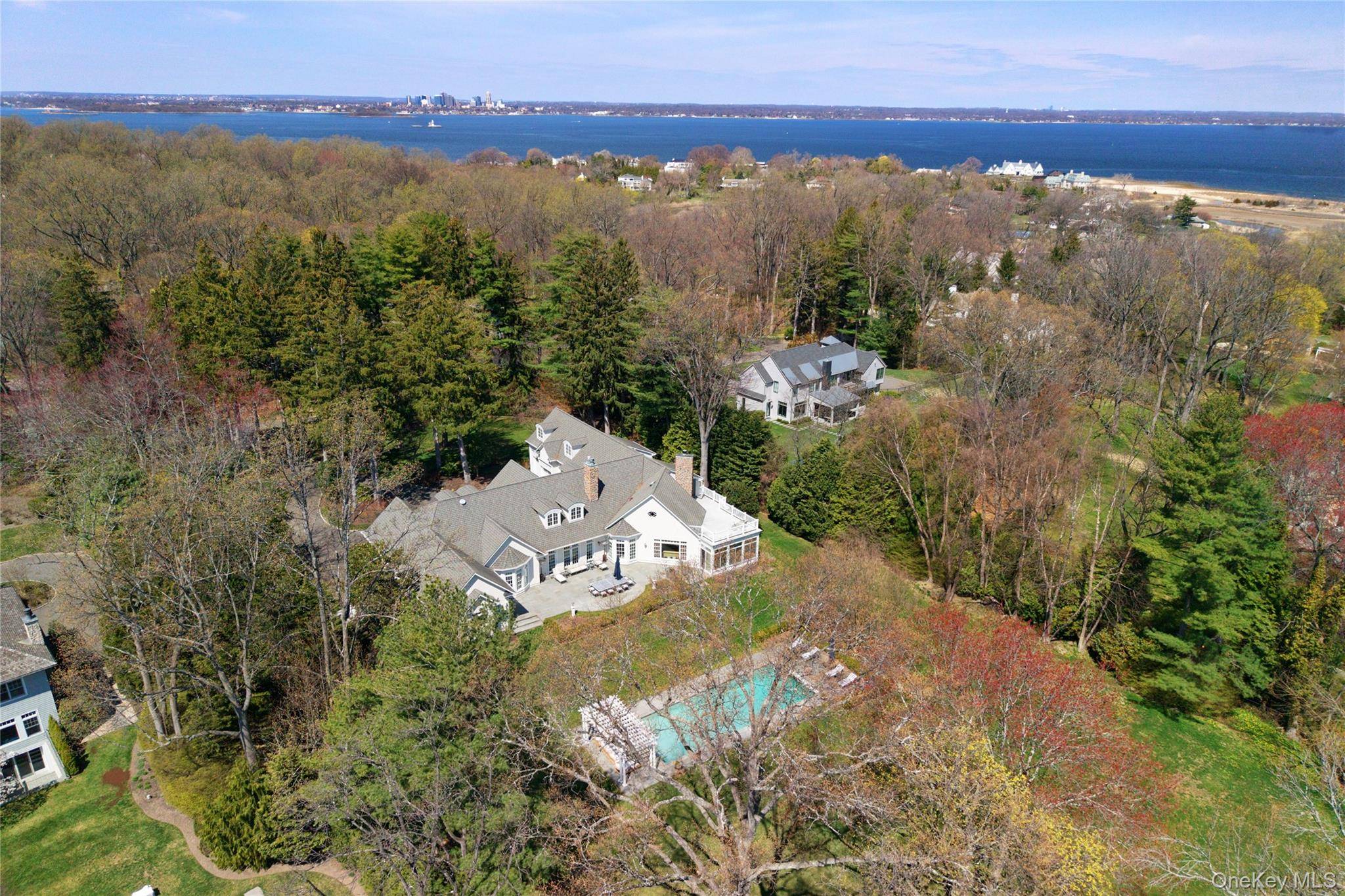17 Hilldale LN, Sands Point, NY 11050
