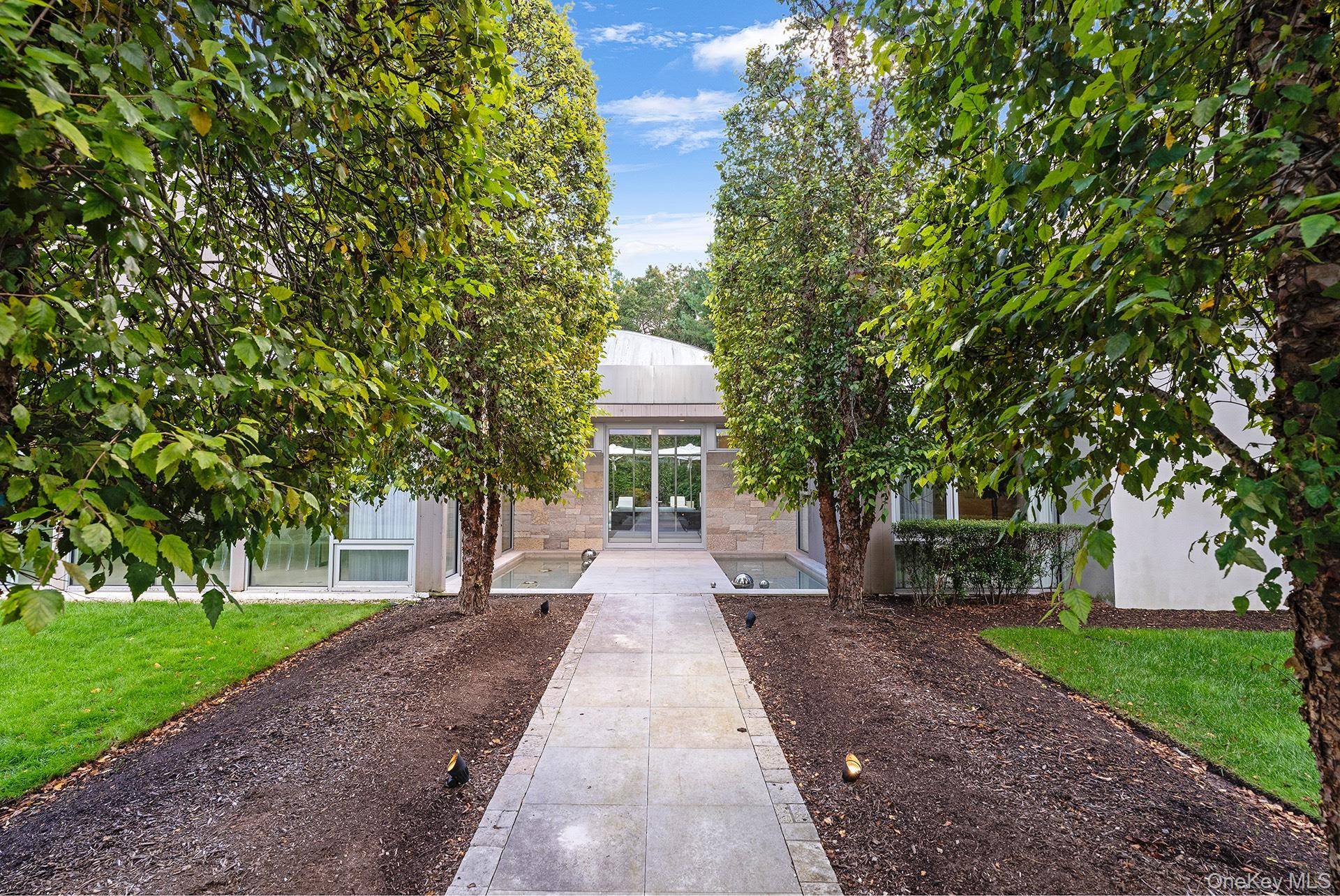 7 Rolling Wood LN, East Hampton, NY 11937