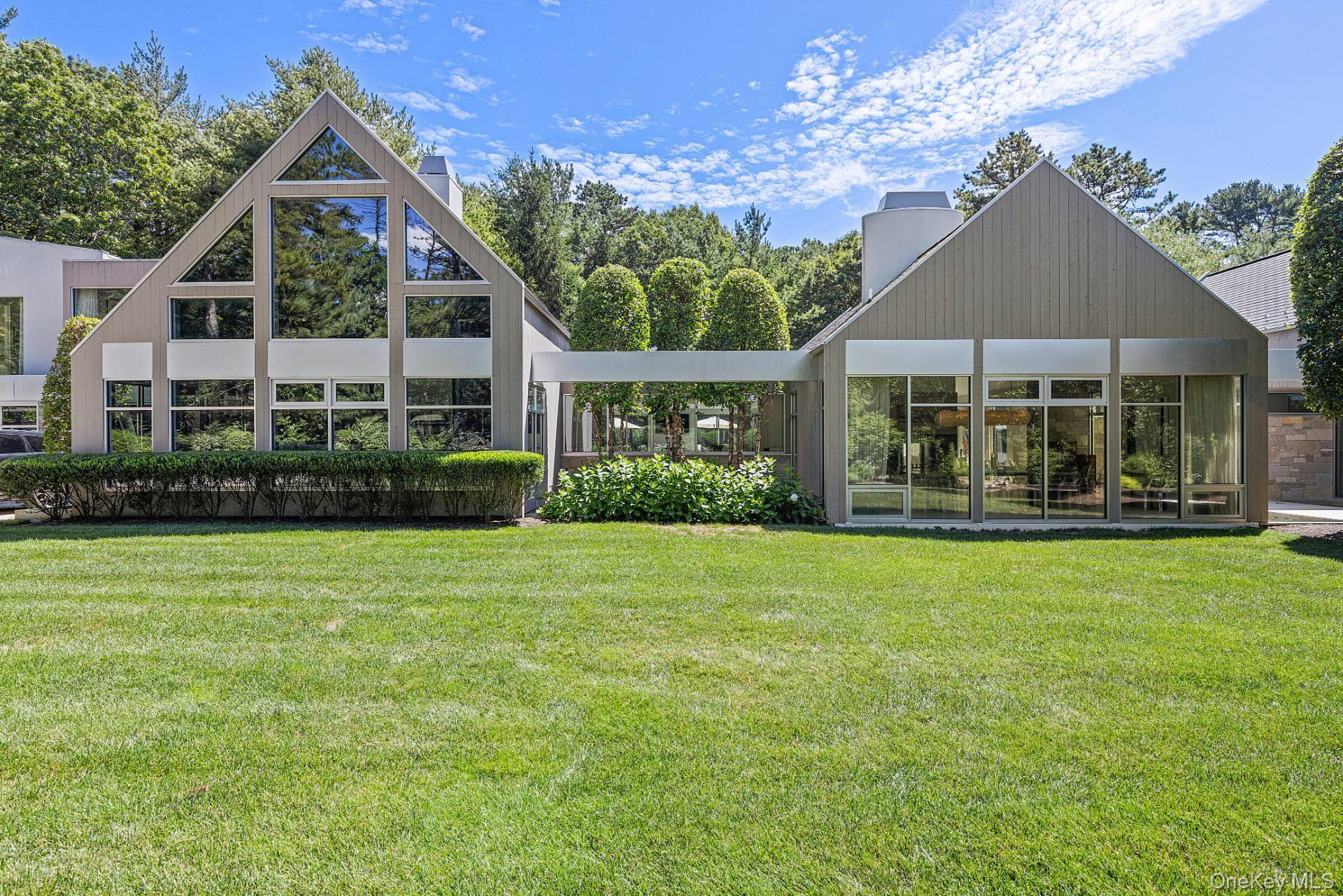 7 Rolling Wood LN, East Hampton, NY 11937