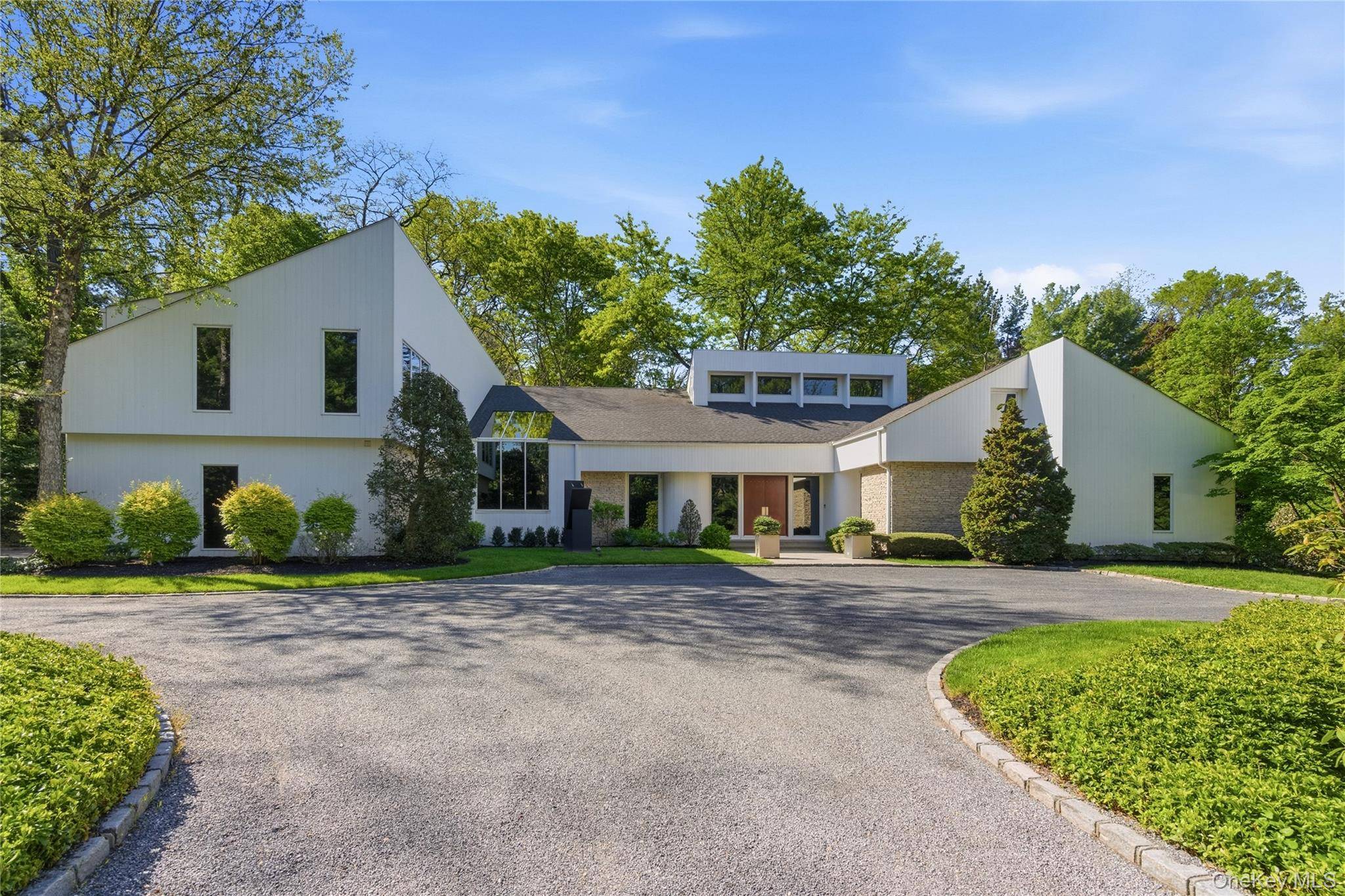93 Hoaglands LN, Old Brookville, NY 11545
