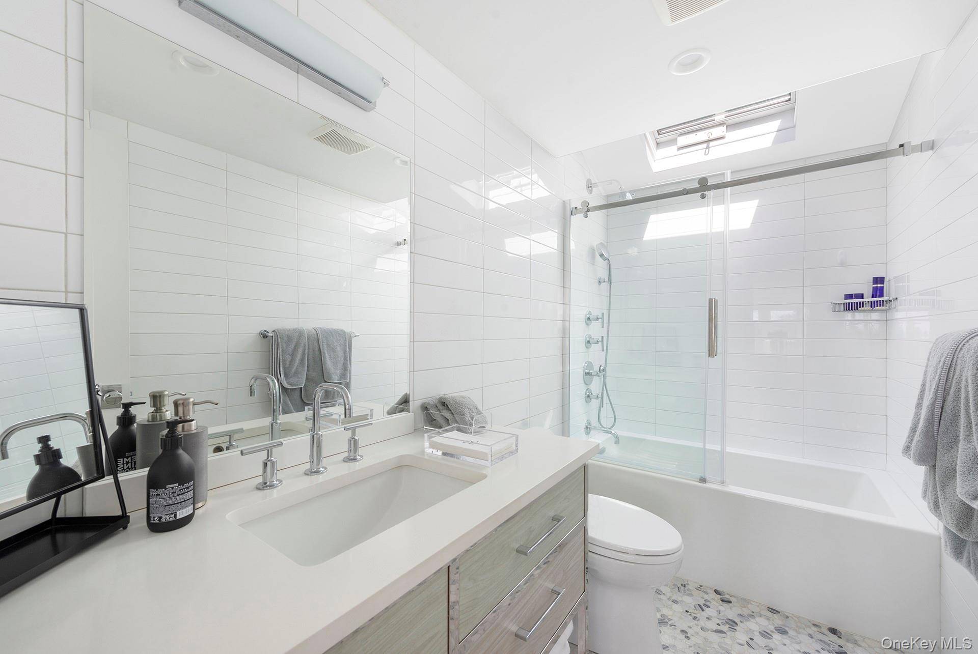23 Landing LN, Southampton, NY 11968