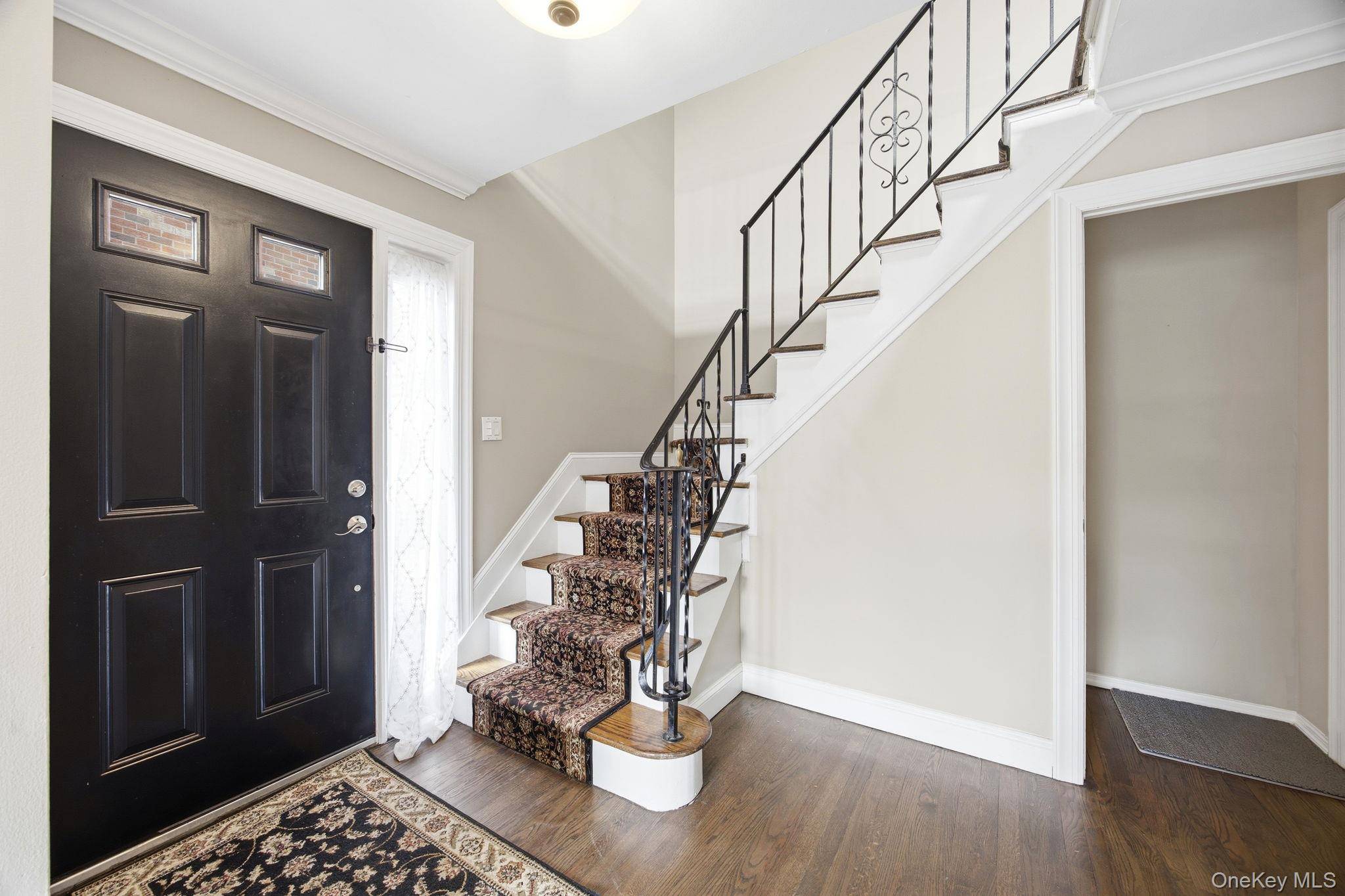 6933 Little Neck Pkwy, Glen Oaks, NY 11004