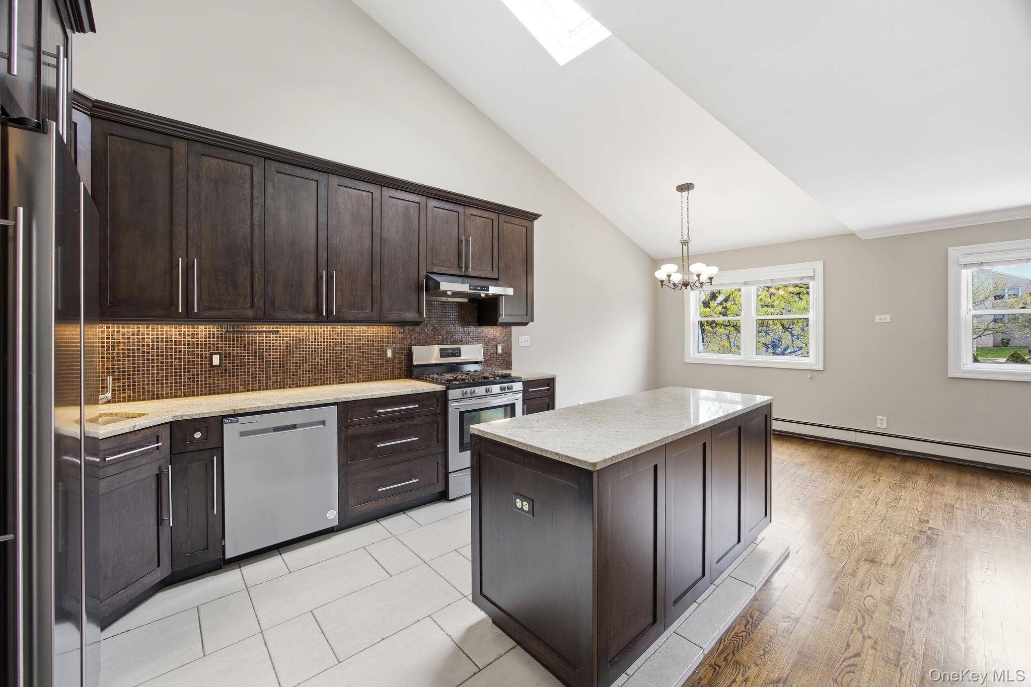 6933 Little Neck Pkwy, Glen Oaks, NY 11004