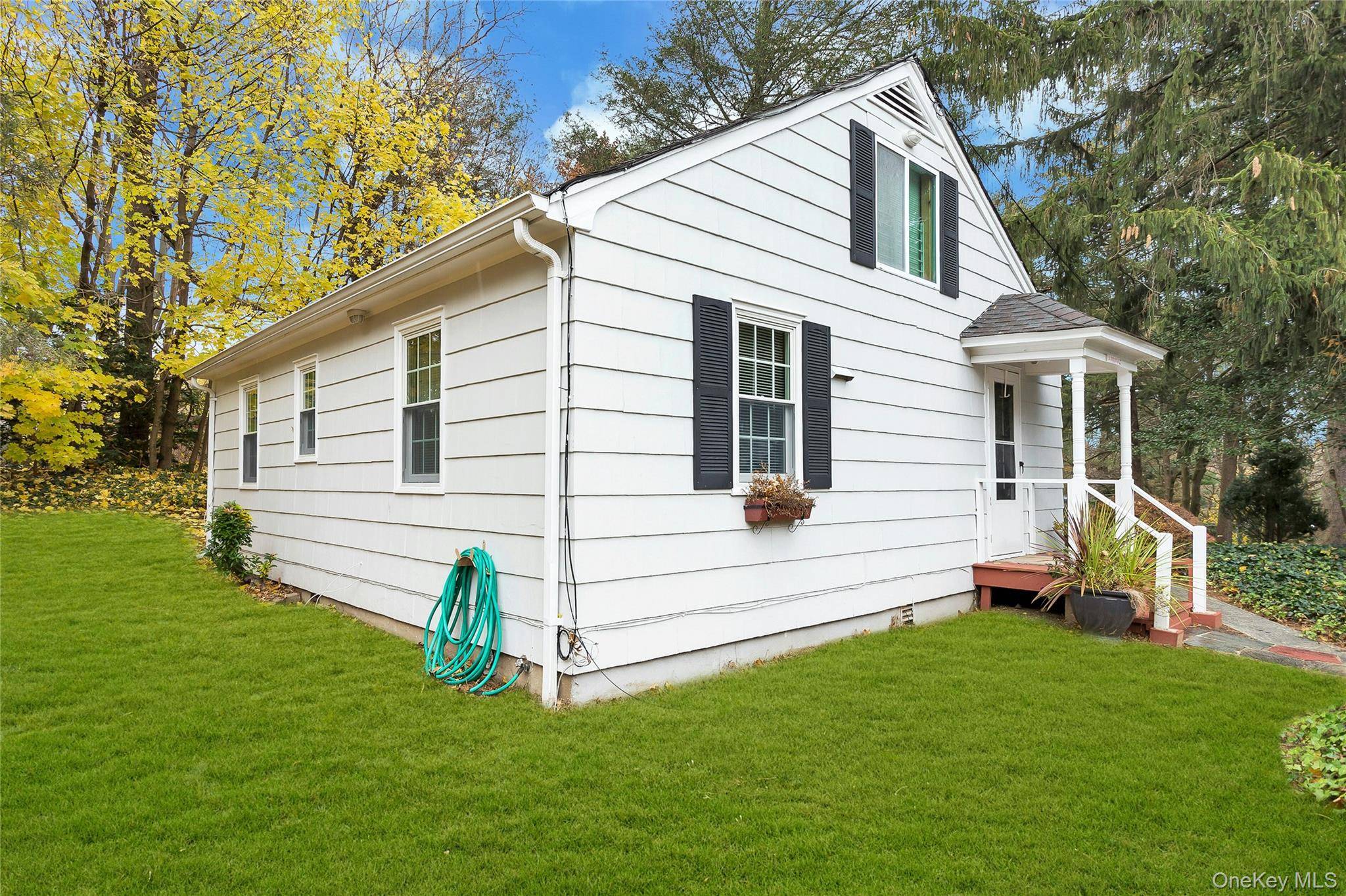 15 Cherry LN, Glen Head, NY 11545