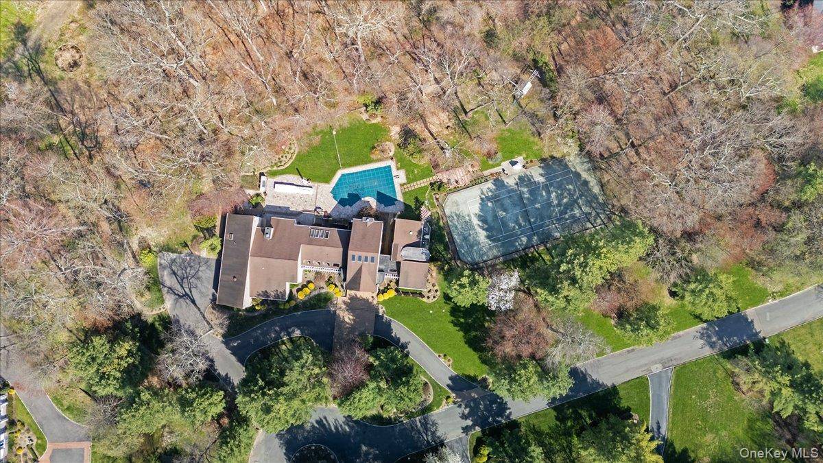 45 Coves RUN, Syosset, NY 11791