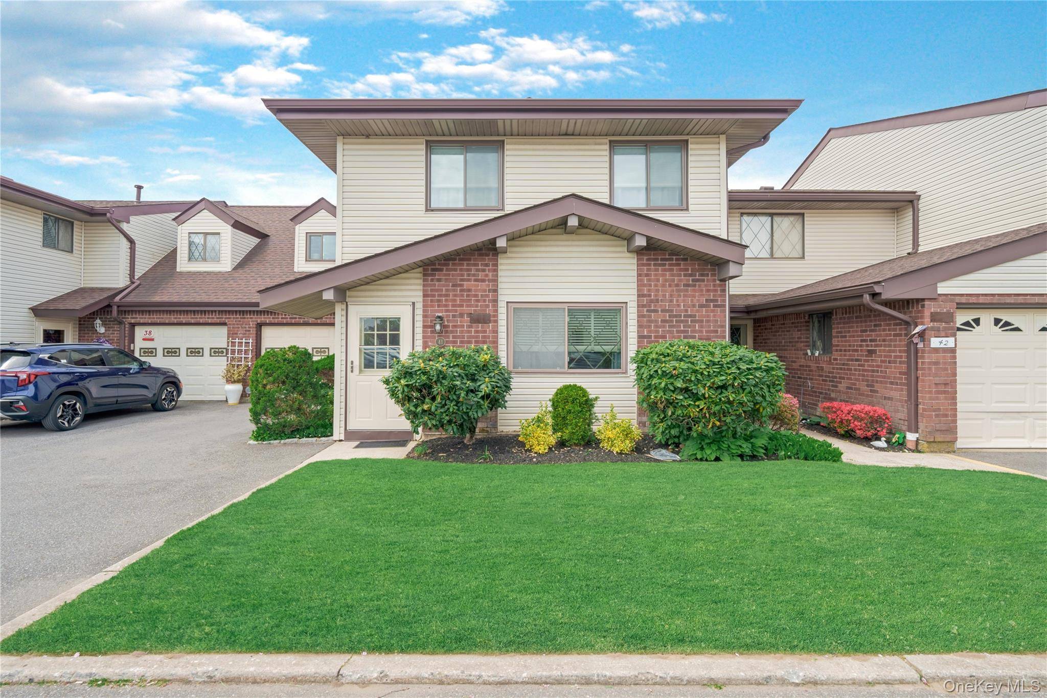 41 Cambridge DR, Copiague, NY 11726