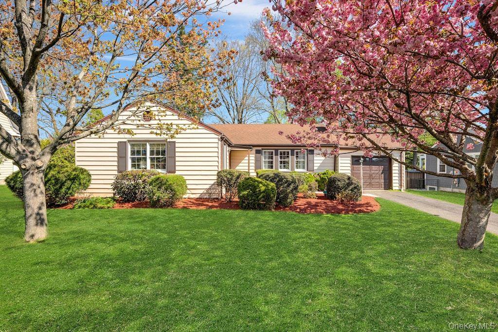 16 Ria DR, White Plains, NY 10605