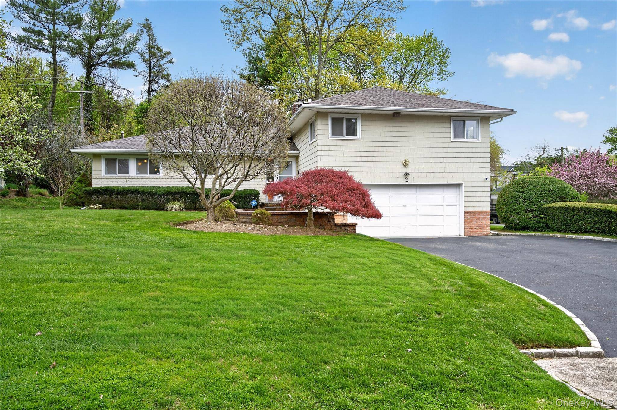 2 Vanad DR, East Hills, NY 11576