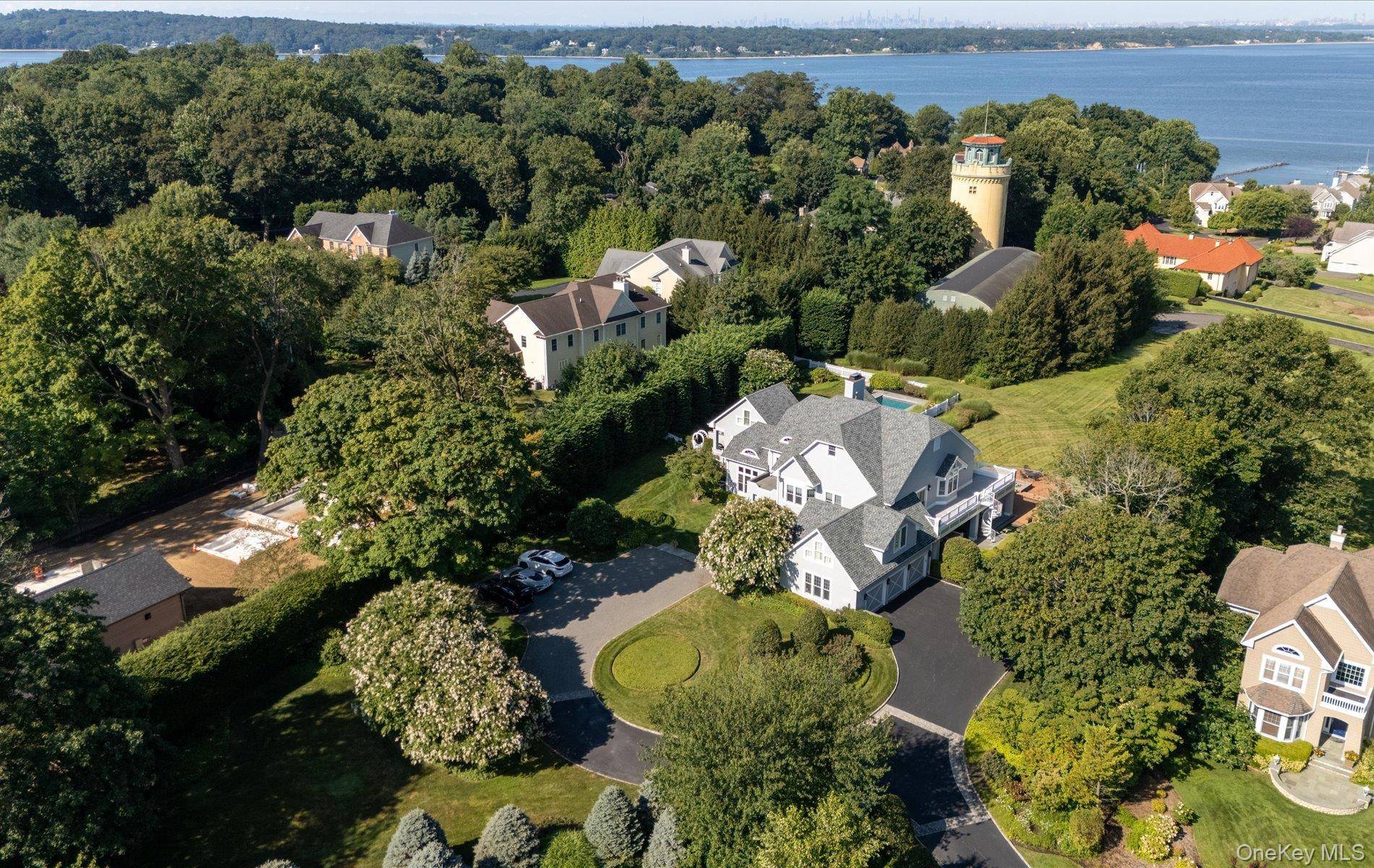 1 Pembroke DR, Glen Cove, NY 11542