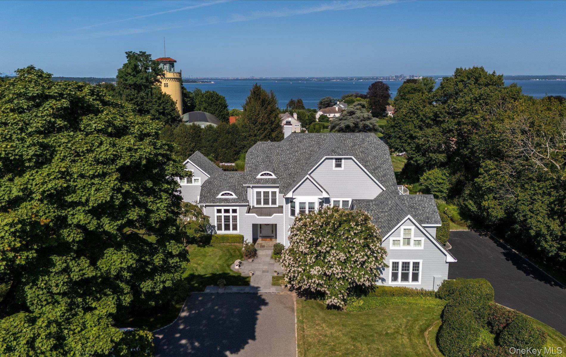 1 Pembroke DR, Glen Cove, NY 11542