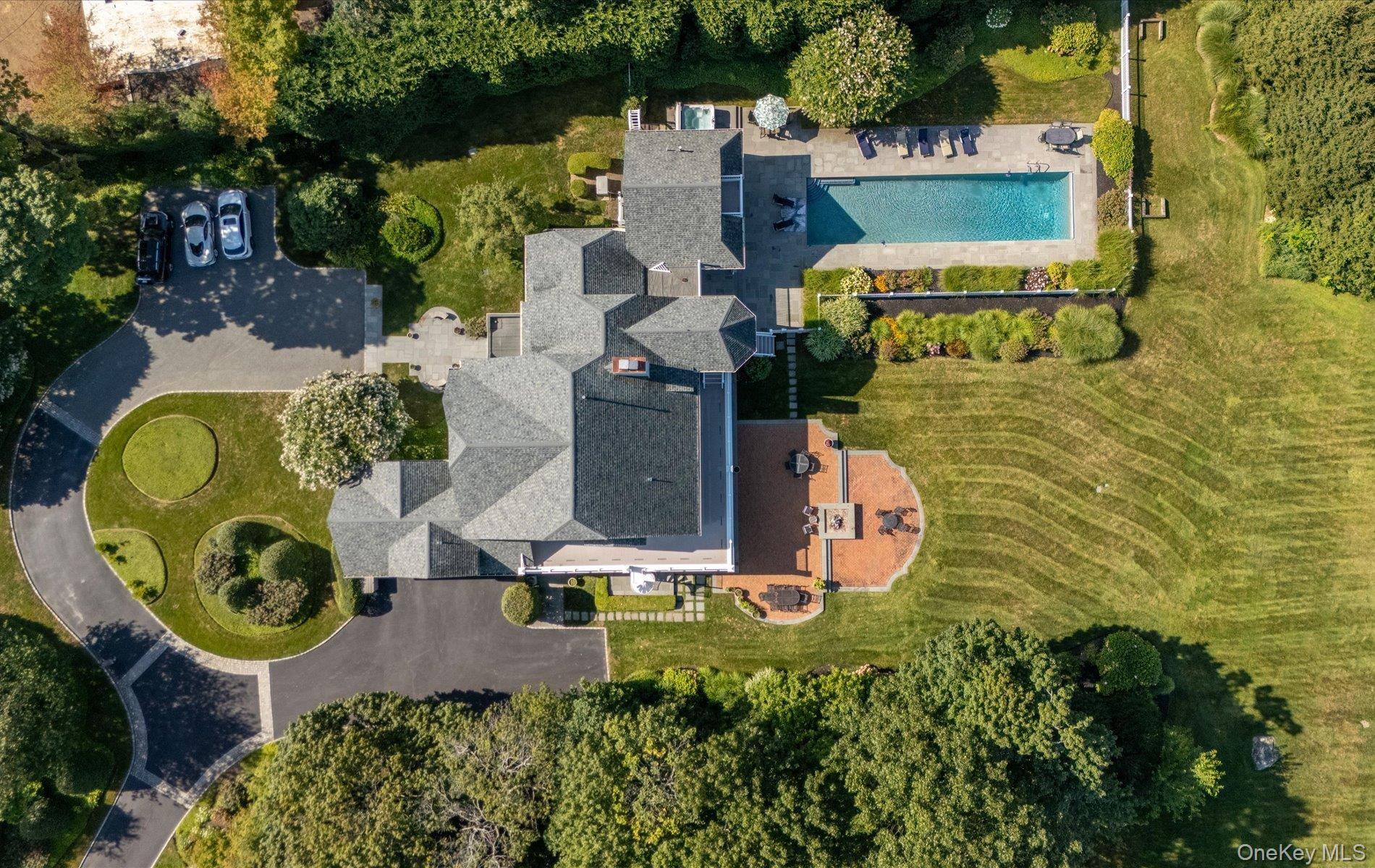 1 Pembroke DR, Glen Cove, NY 11542