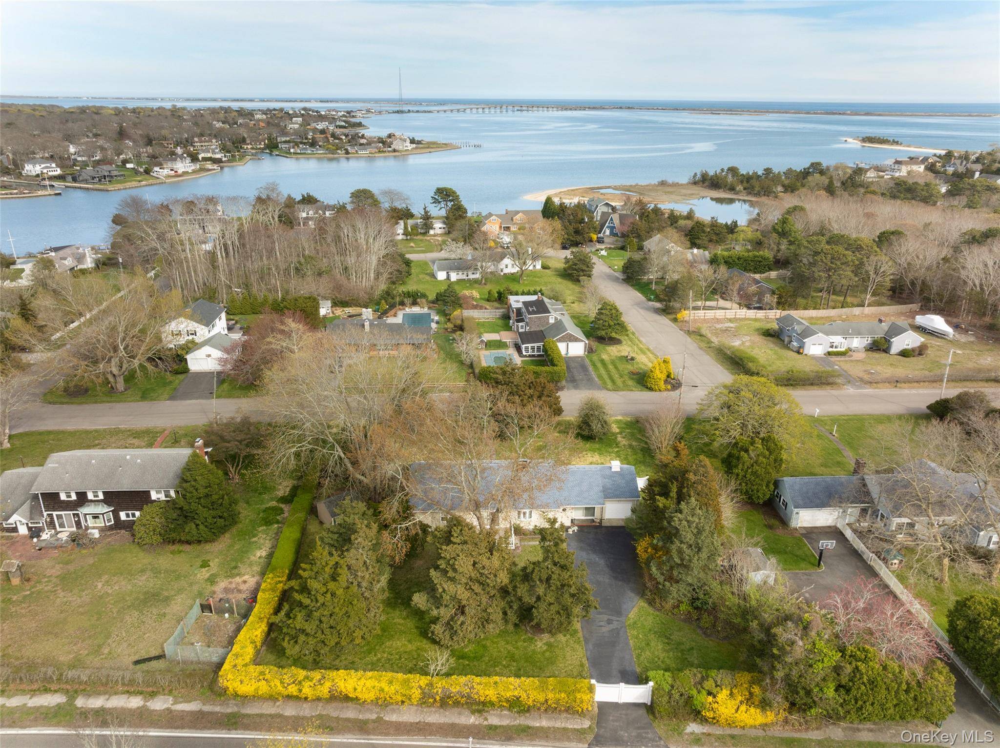 4 Hampton Harbor LN, Hampton Bays, NY 11946