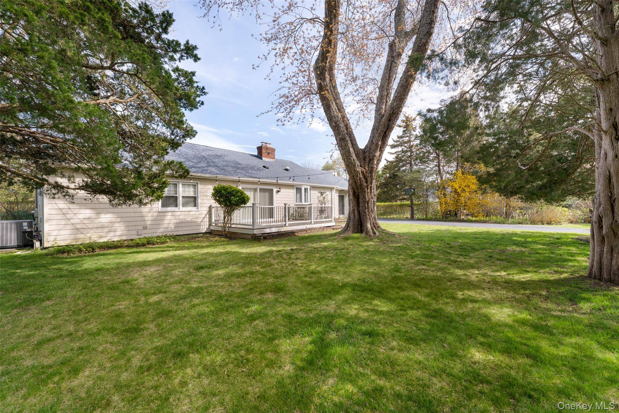4 Hampton Harbor LN, Hampton Bays, NY 11946