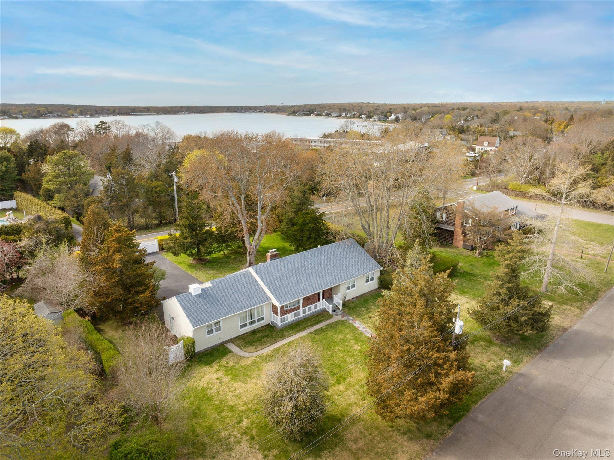 4 Hampton Harbor LN, Hampton Bays, NY 11946