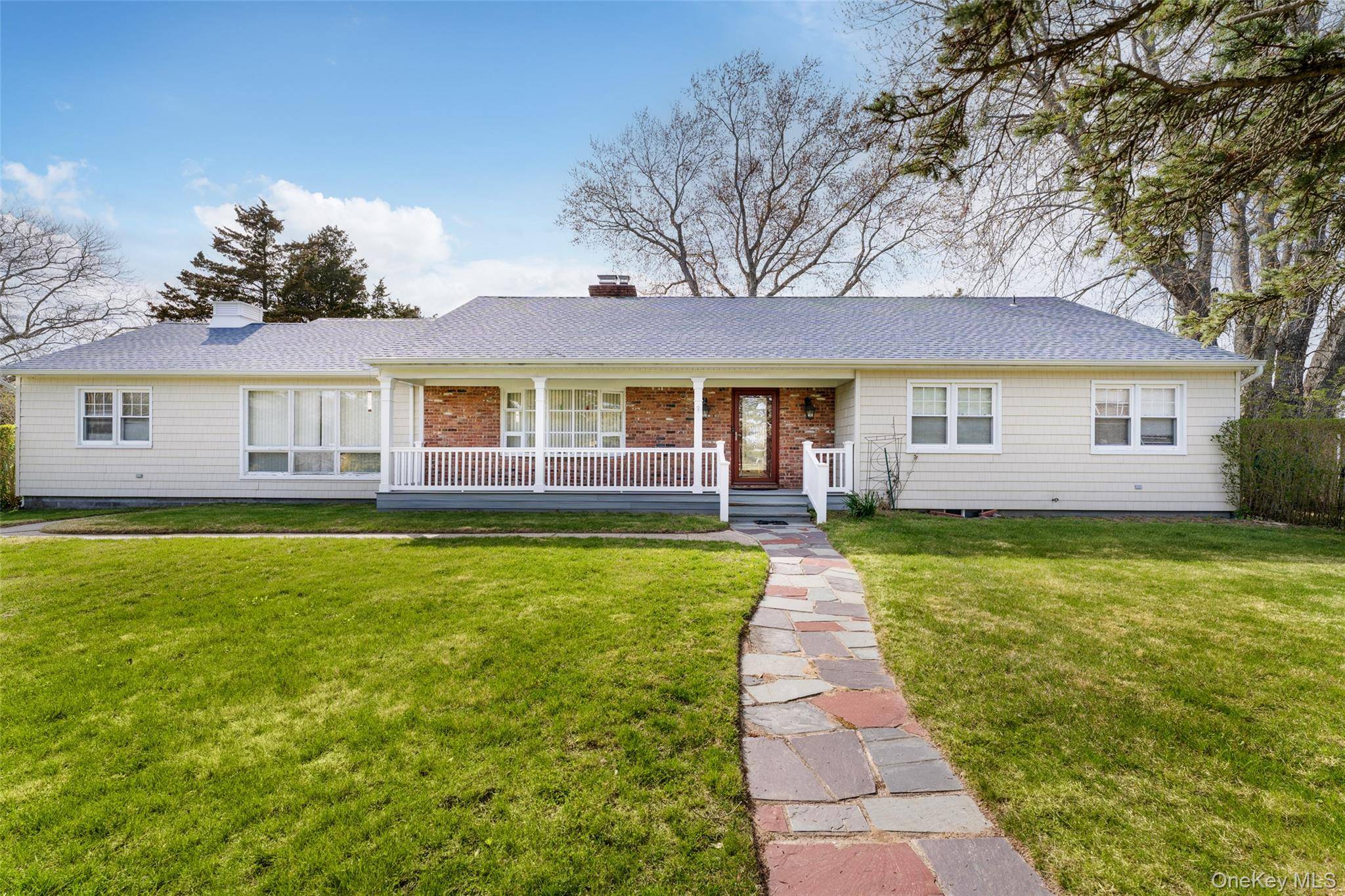 4 Hampton Harbor LN, Hampton Bays, NY 11946