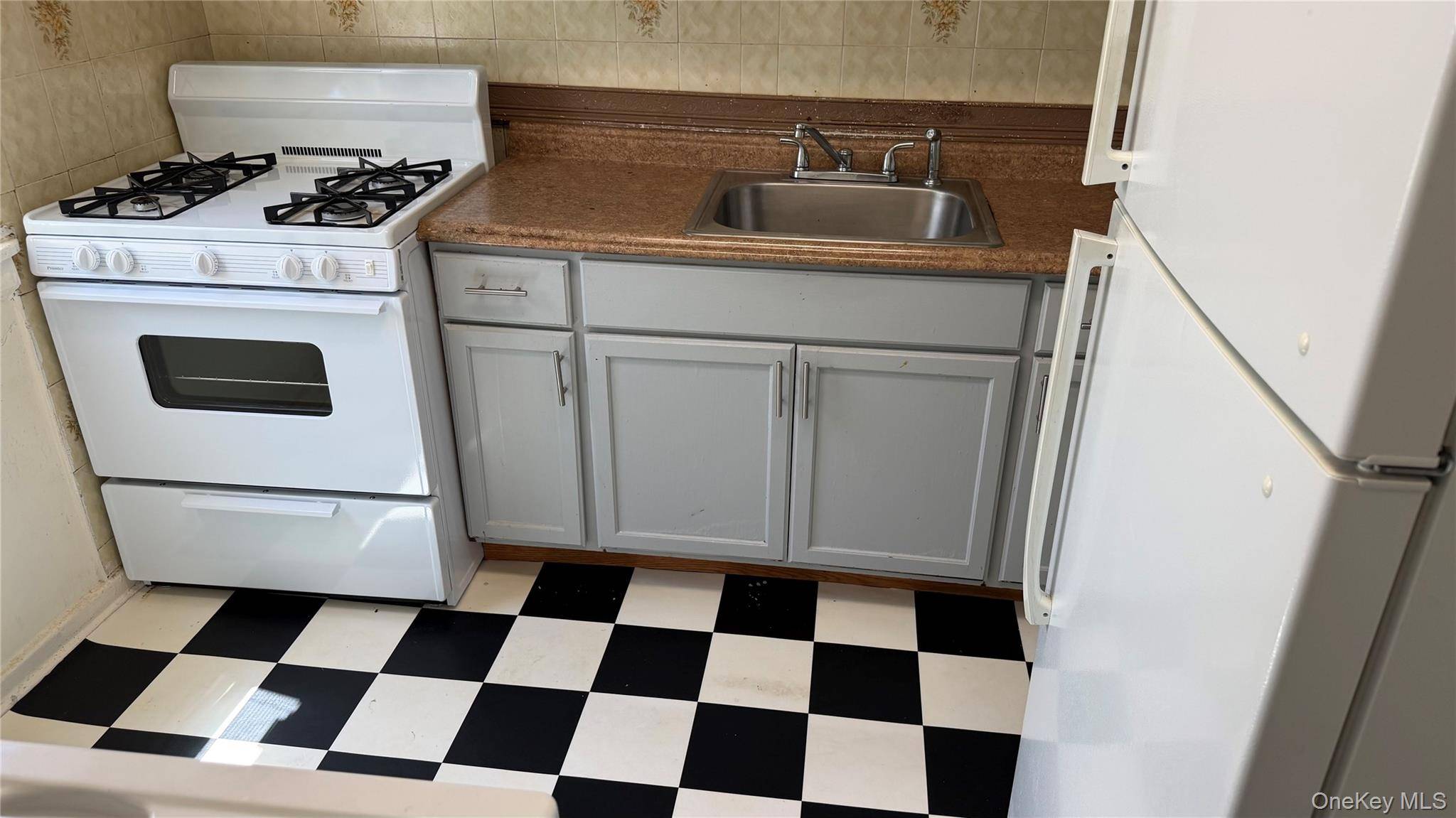 7442 260th ST #30G22, Glen Oaks, NY 11004