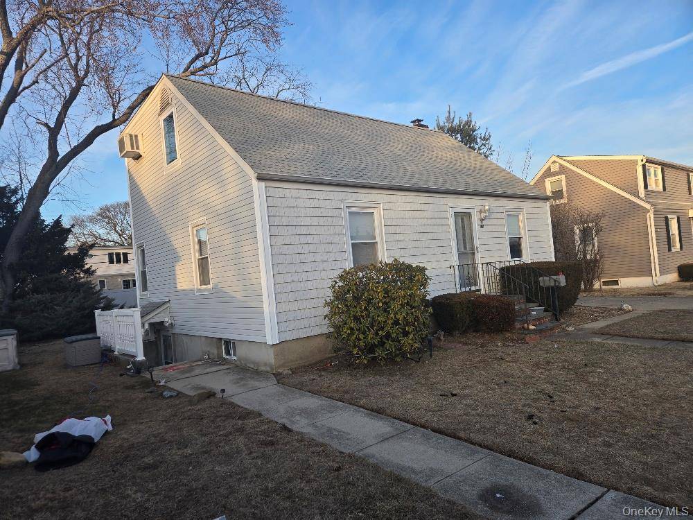12 Carson ST, Bethpage, NY 11714