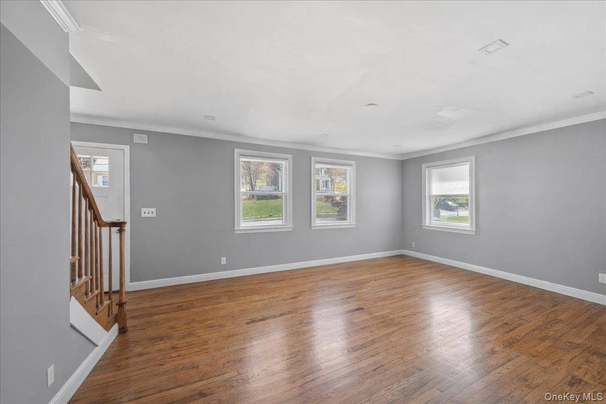 33 Greenwood LN, White Plains, NY 10607