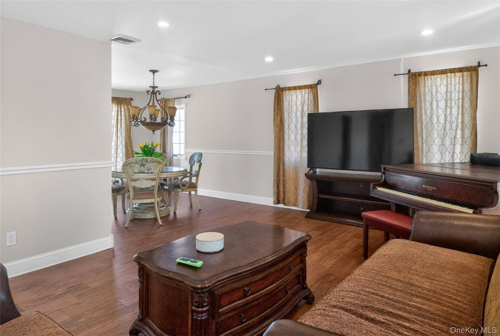 101 Jetmore PL, Massapequa, NY 11758