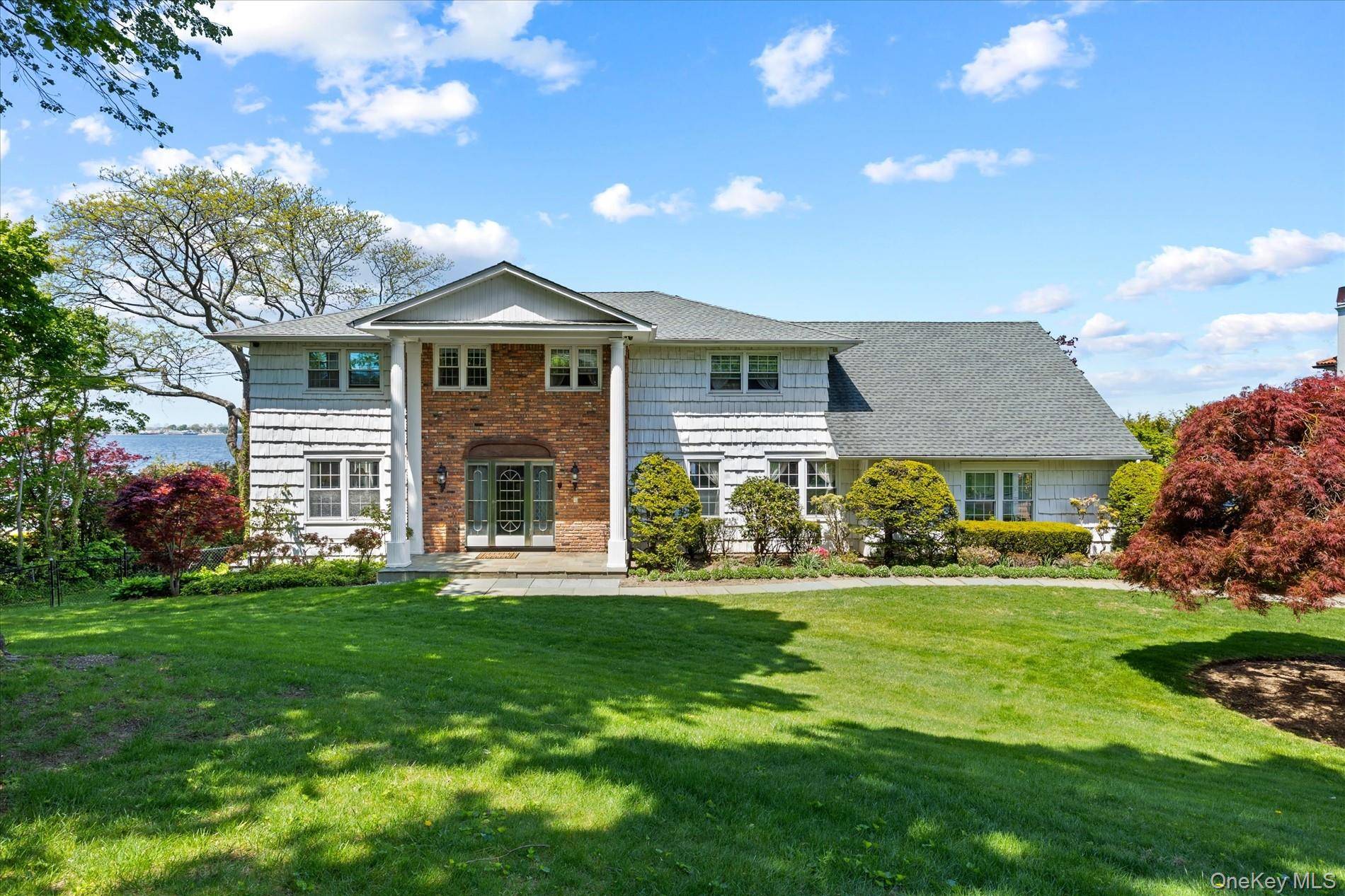 24 Cricket LN, Great Neck, NY 11024
