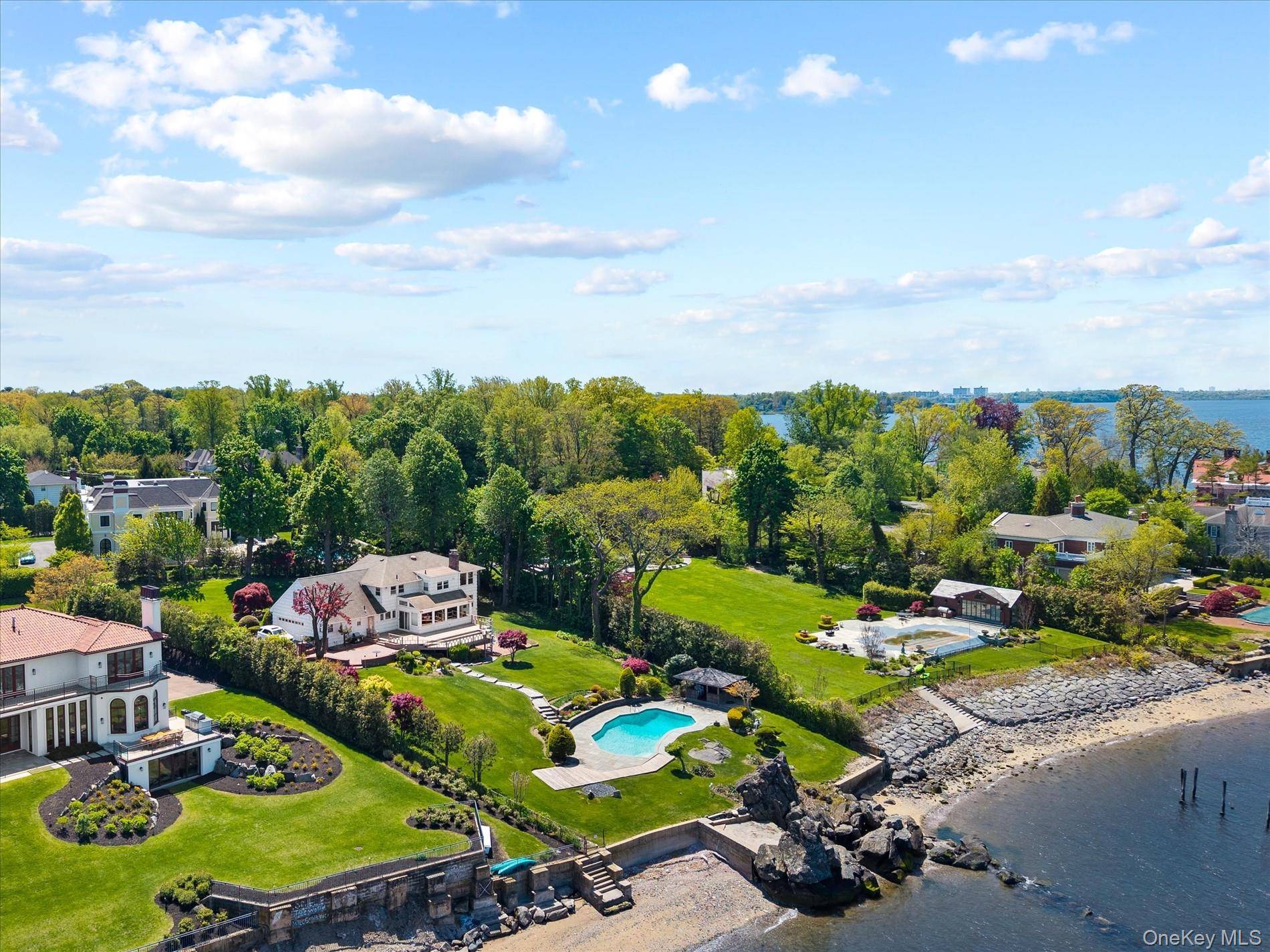 24 Cricket LN, Great Neck, NY 11024
