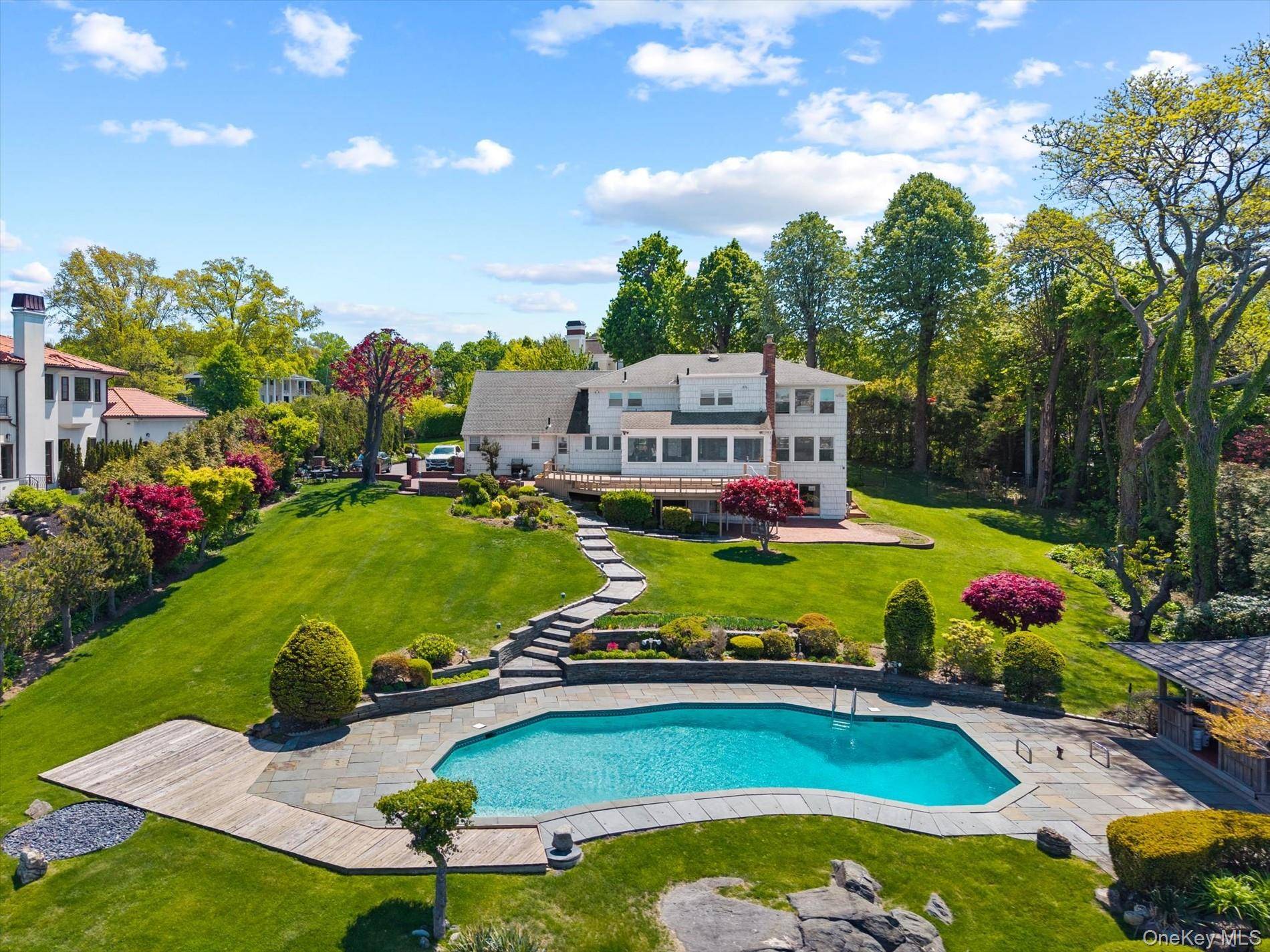 24 Cricket LN, Great Neck, NY 11024