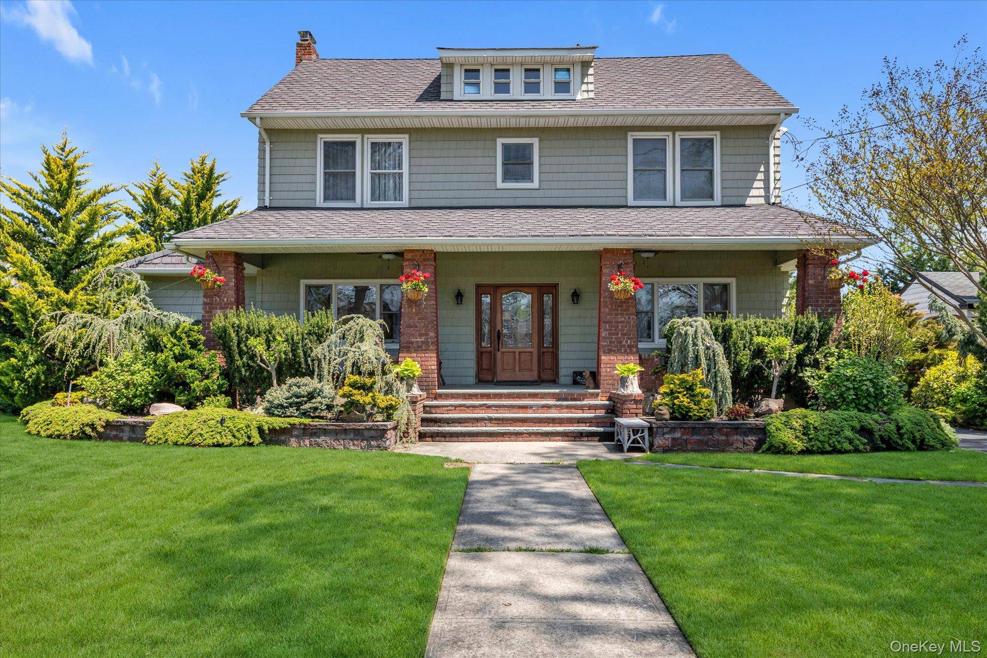 725 Scranton AVE, East Rockaway, NY 11518